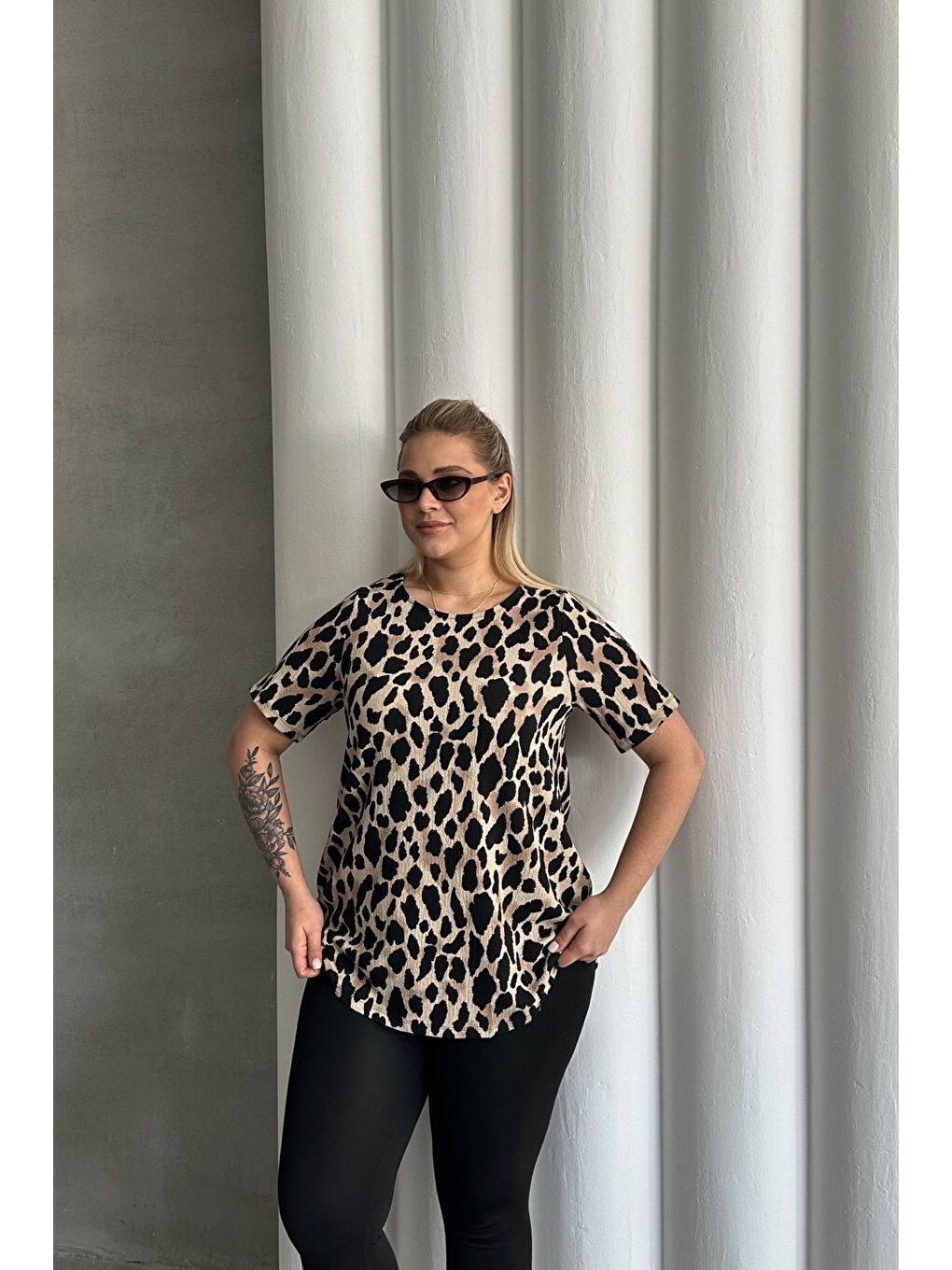 Karışık Büyük Beden Kısa Kollu Bisiklet Yaka Leopar Desenli Bluz 616006-1