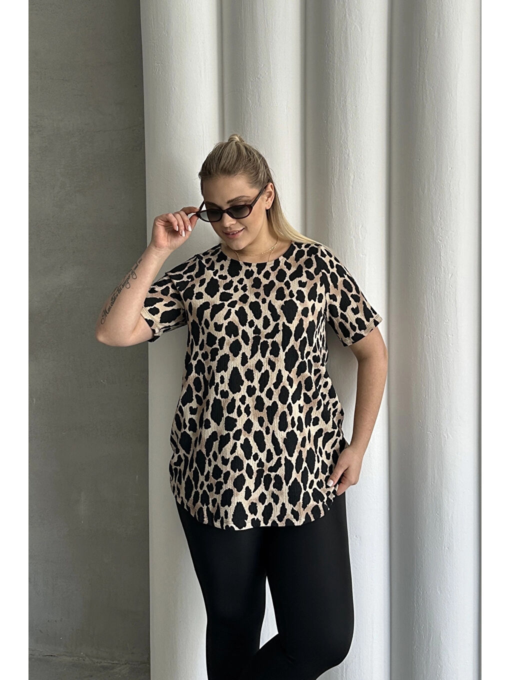 Karışık Büyük Beden Kısa Kollu Bisiklet Yaka Leopar Desenli Bluz 616006-4