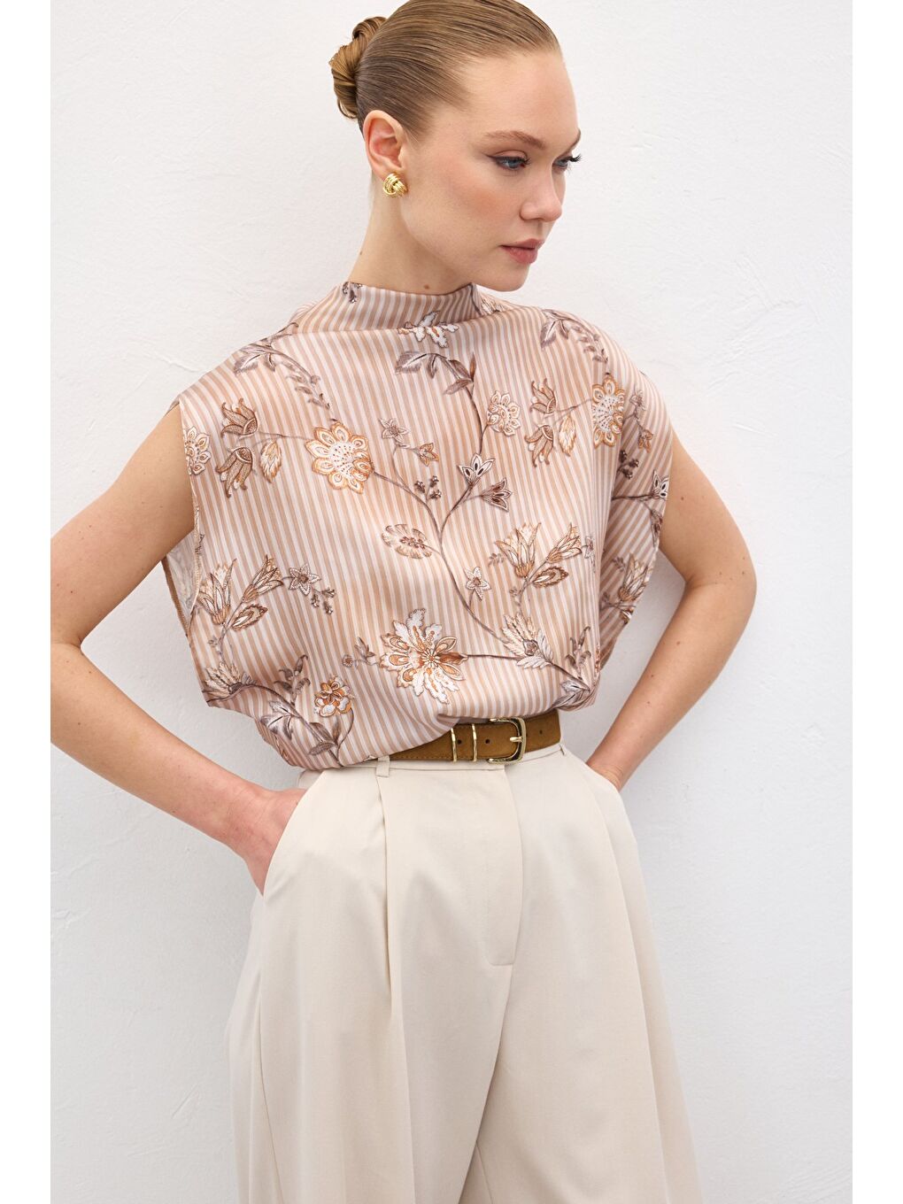 Kahverengi Kısa Kollu Desenli Bluz - Kahve