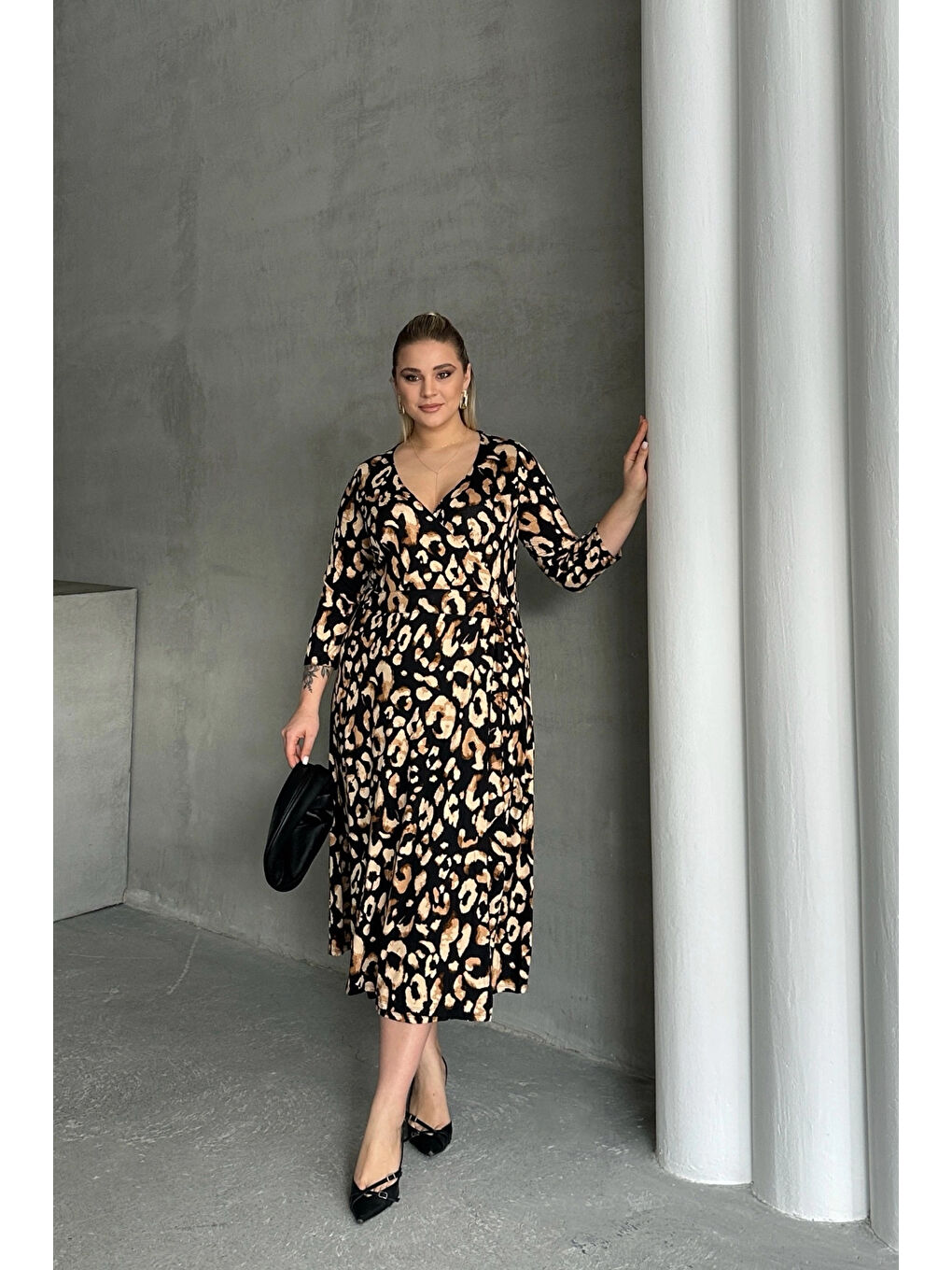 Karışık Büyük Beden Yarım Kollu V Yaka Kemer Detaylı Leopar Desenli Elbise 100-92-1