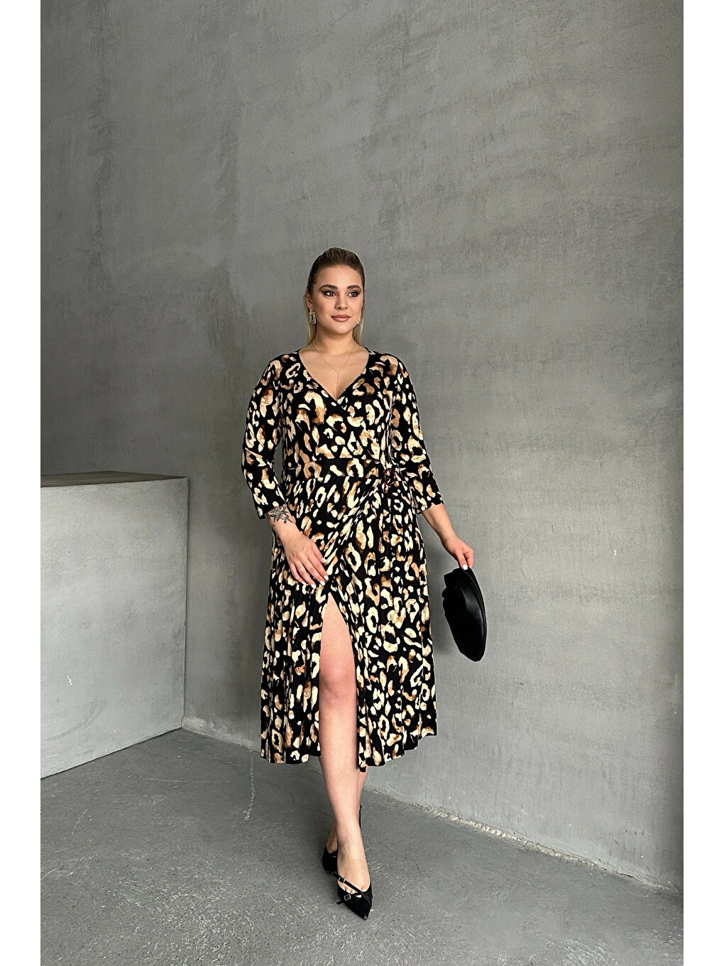 Karışık Büyük Beden Yarım Kollu V Yaka Kemer Detaylı Leopar Desenli Elbise 100-92-3