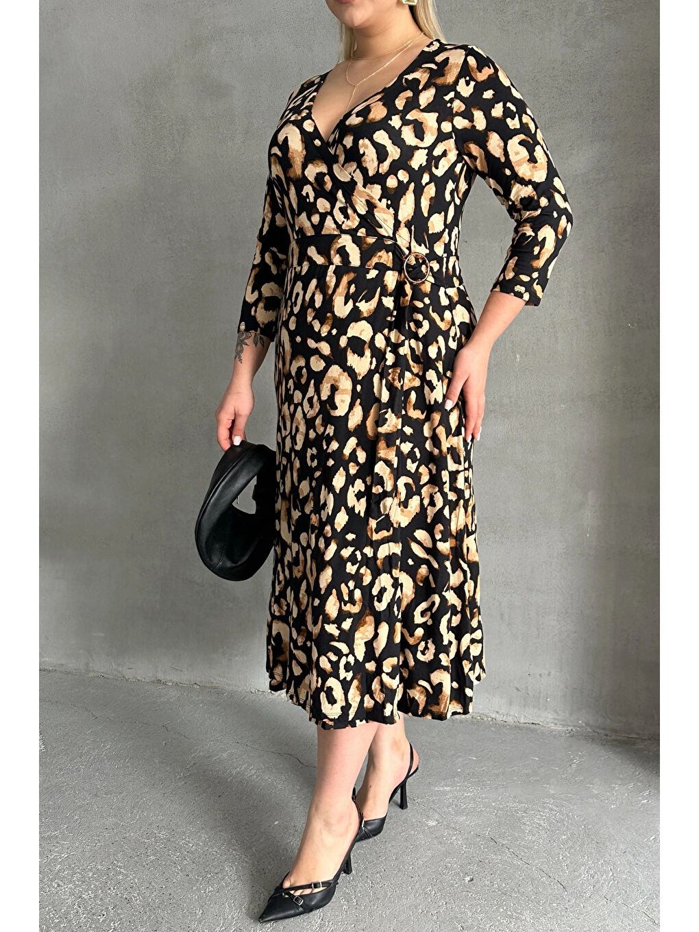 Karışık Büyük Beden Yarım Kollu V Yaka Kemer Detaylı Leopar Desenli Elbise 100-92-4