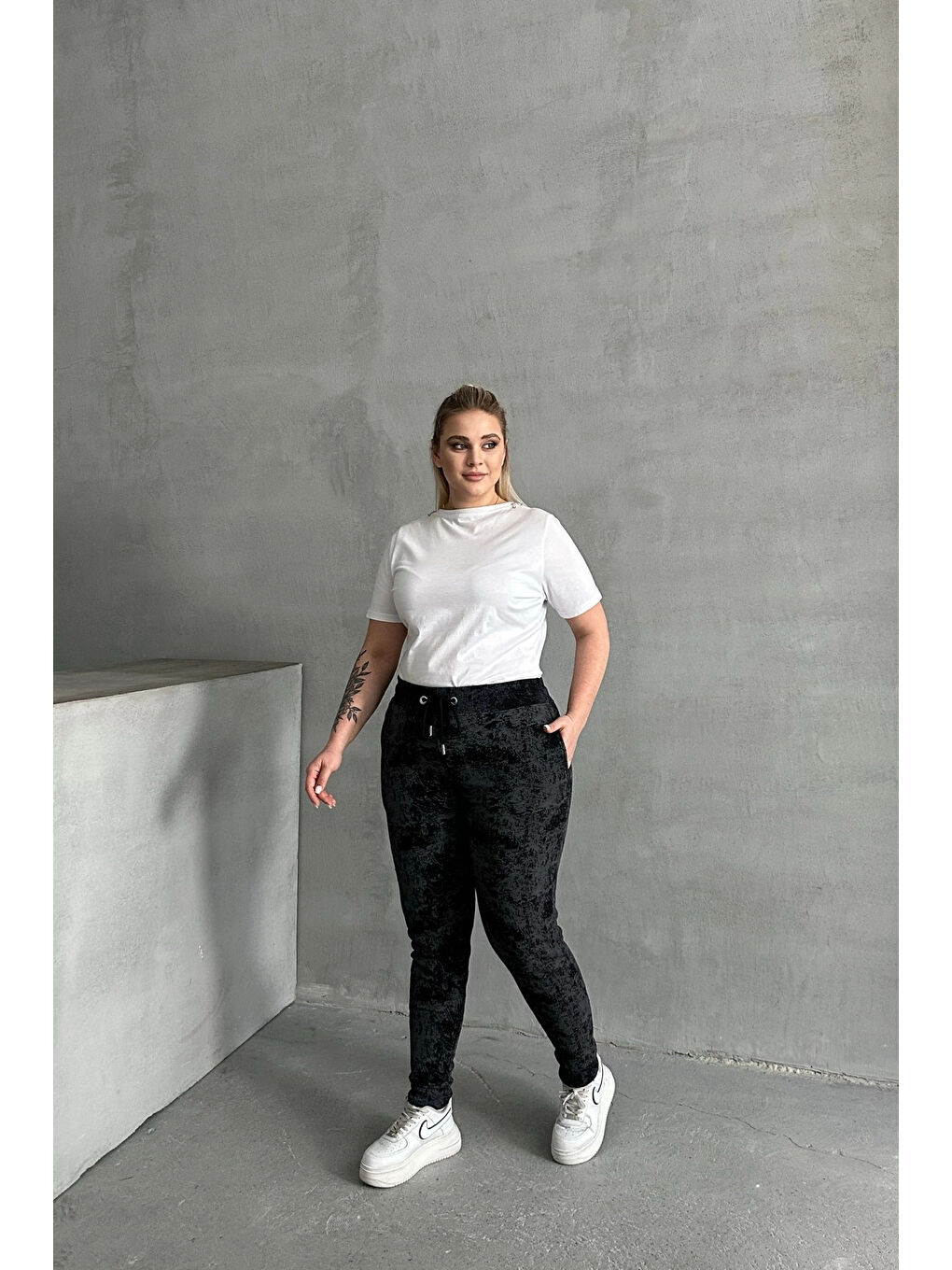 Siyah Büyük Beden Beli Büzgülü Dar Paça Cepli Desenli Pantolon 304056