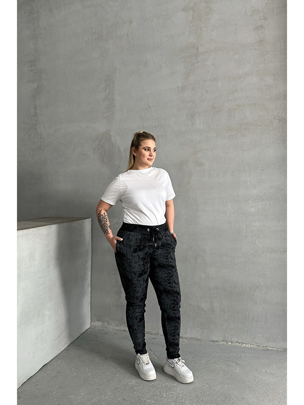 Siyah Büyük Beden Beli Büzgülü Dar Paça Cepli Desenli Pantolon 304056-1