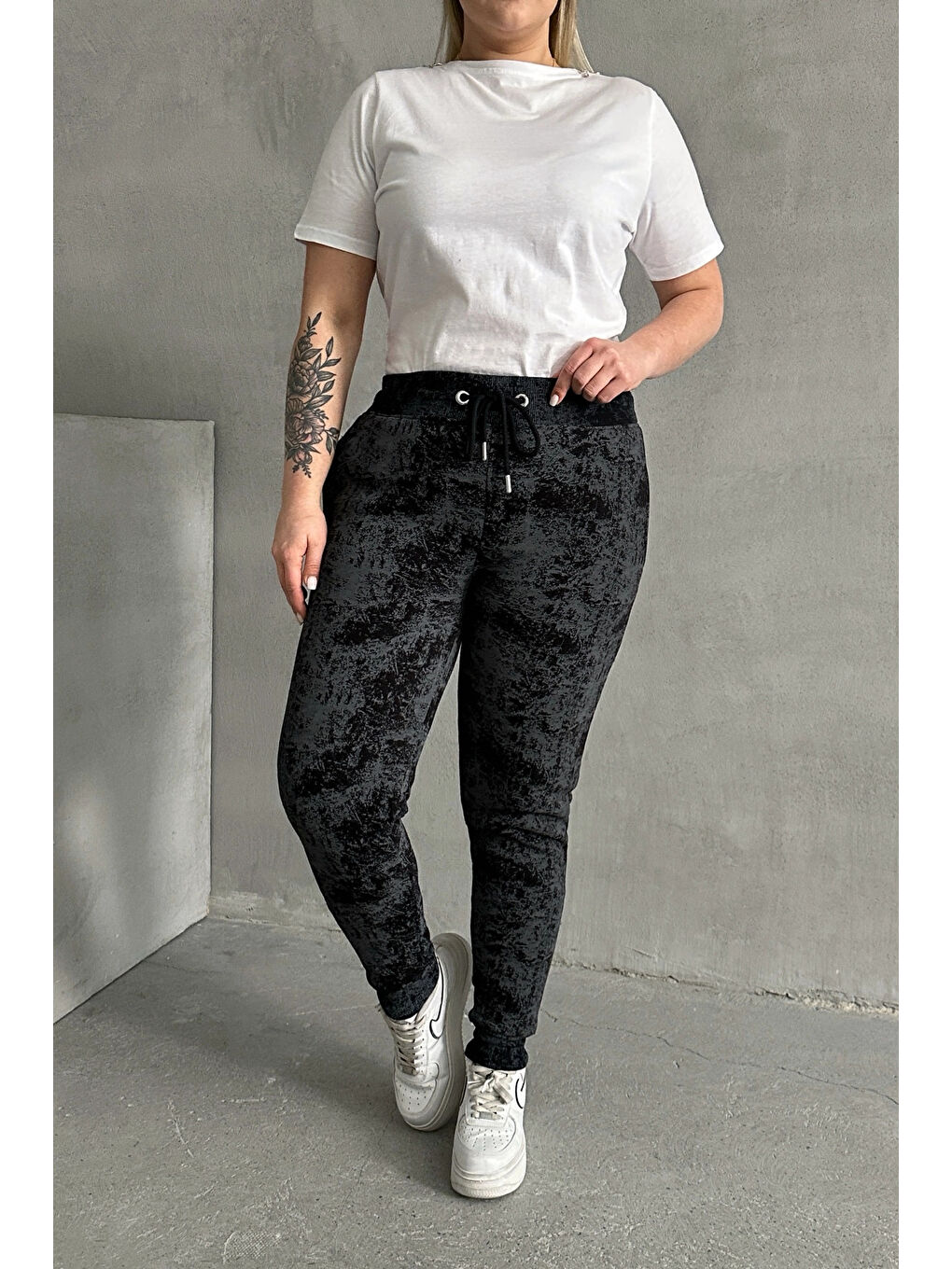 Siyah Büyük Beden Beli Büzgülü Dar Paça Cepli Desenli Pantolon 304056-4