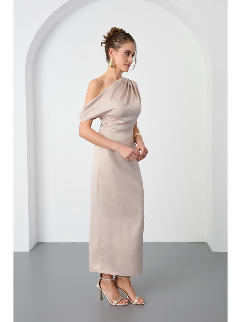 Kadın Bej Degaje Yaka Yırtmaçlı Saten Midi Elbise-1