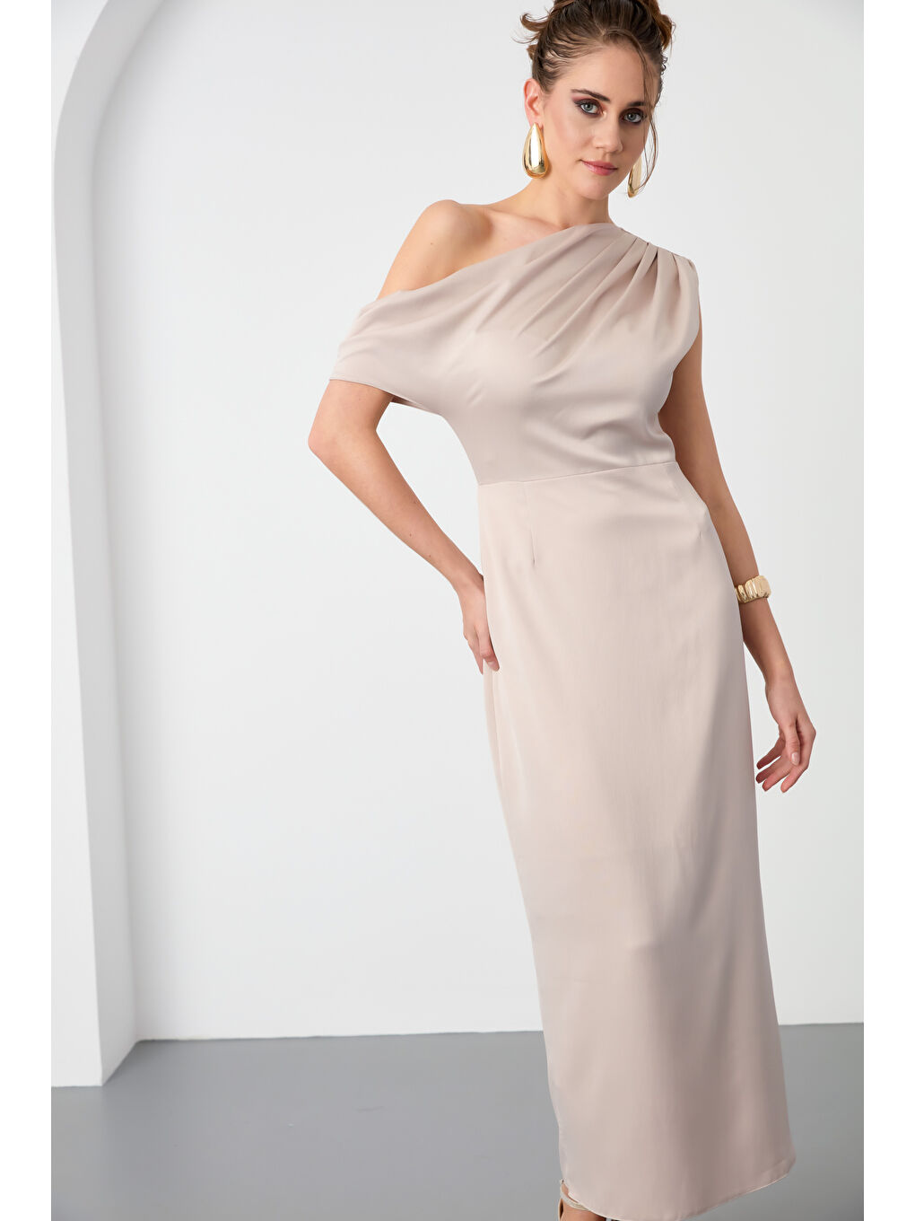 Kadın Bej Degaje Yaka Yırtmaçlı Saten Midi Elbise-2