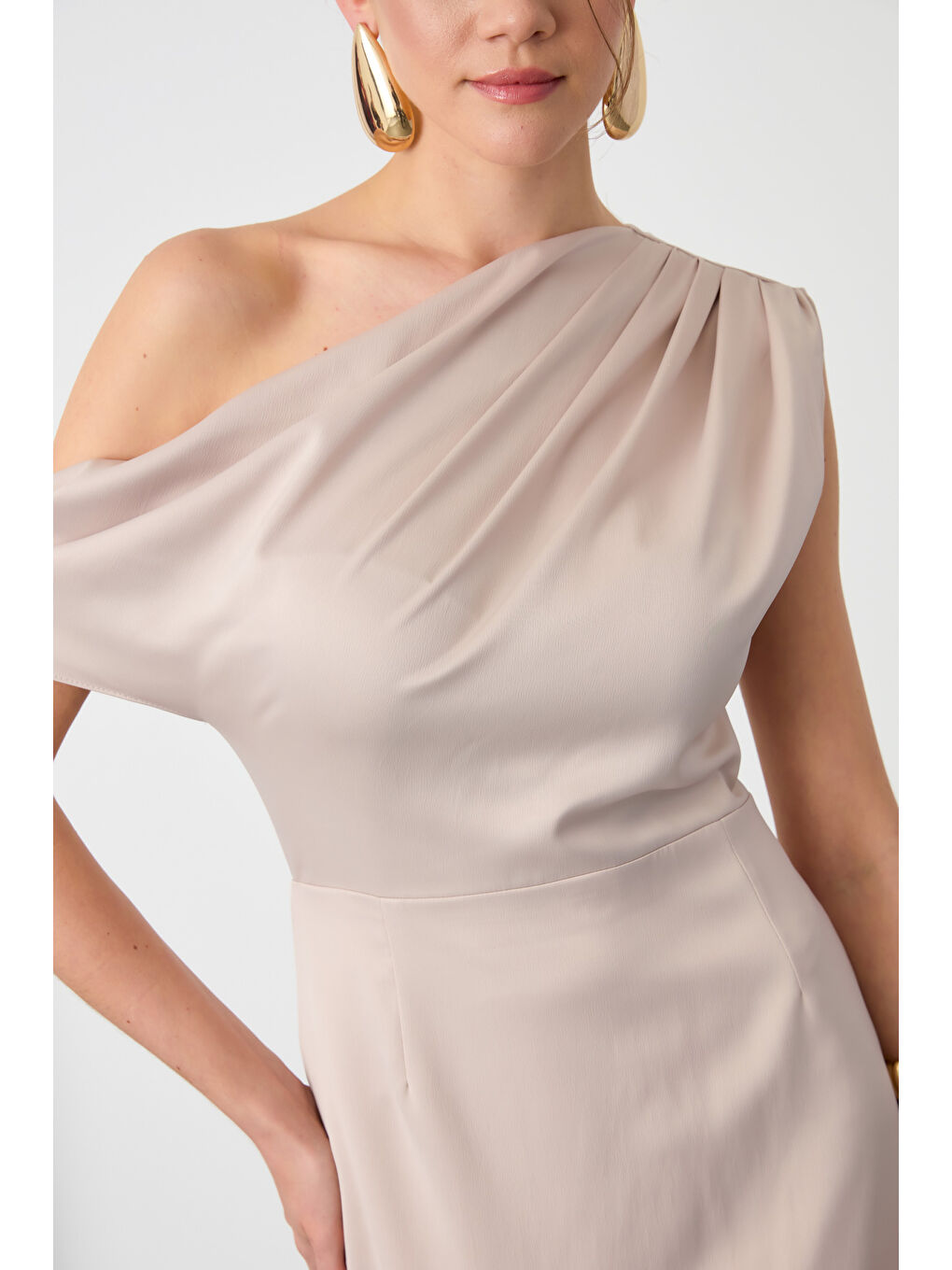 Kadın Bej Degaje Yaka Yırtmaçlı Saten Midi Elbise-3