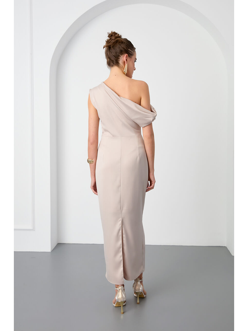 Kadın Bej Degaje Yaka Yırtmaçlı Saten Midi Elbise-4