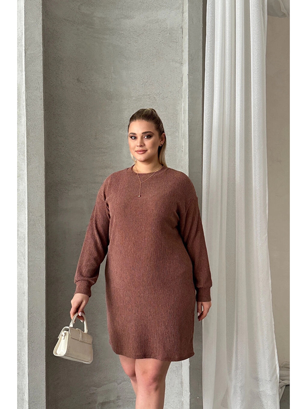 Kahverengi Büyük Beden Uzun Kollu Bisiklet Yaka Düz Kesim Elbise 100-189-1