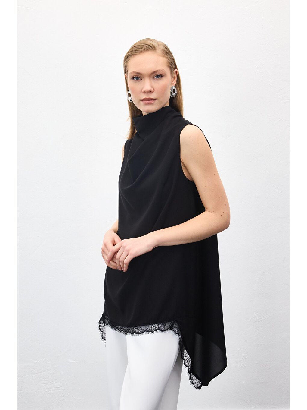 Dantel Detaylı Degaje Yaka Bluz - Siyah