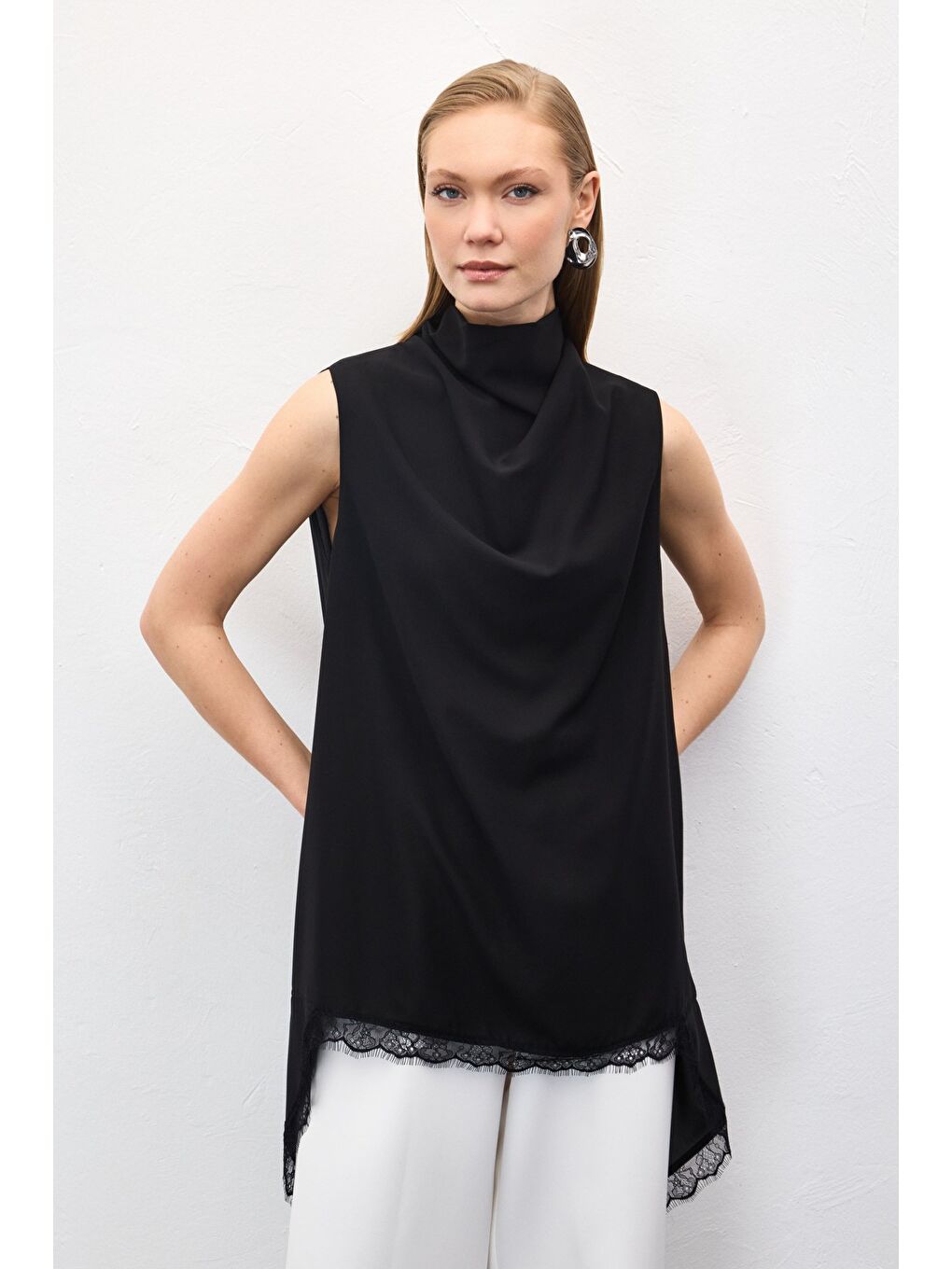 Dantel Detaylı Degaje Yaka Bluz - Siyah-4