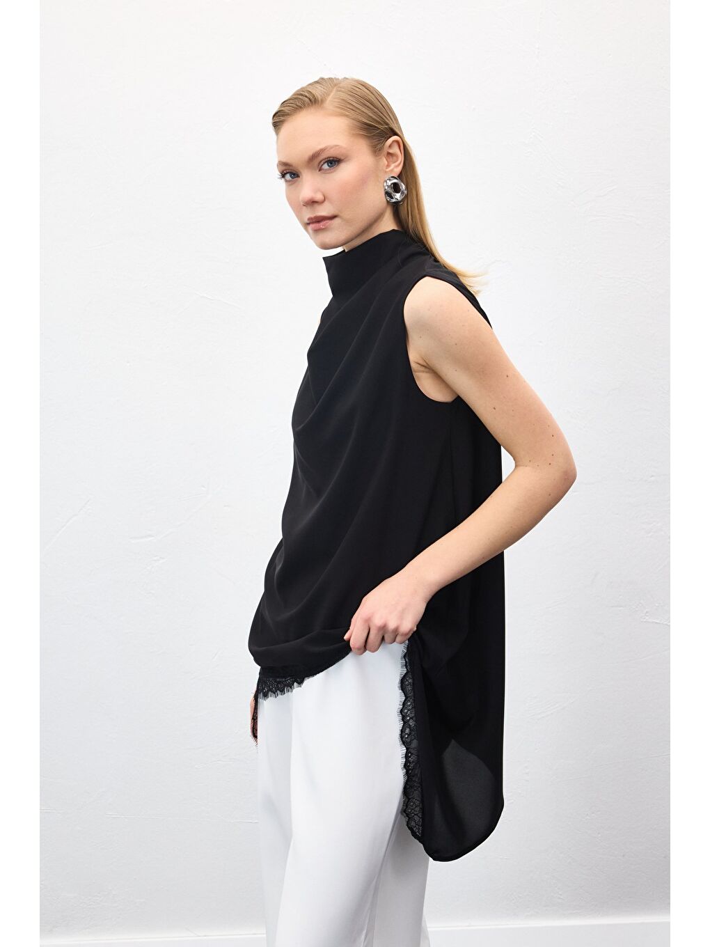 Dantel Detaylı Degaje Yaka Bluz - Siyah-5