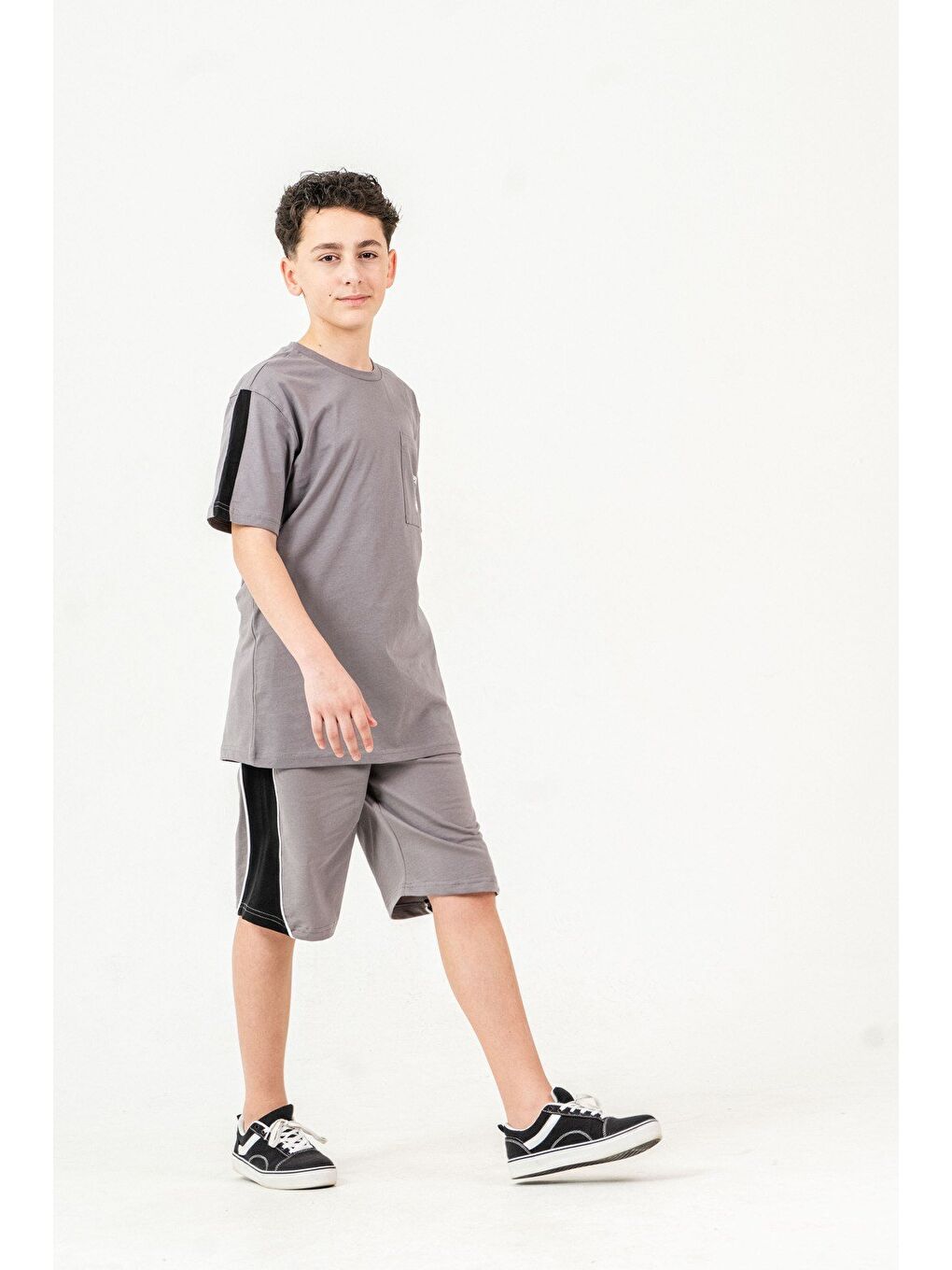 Gri Üst Ön Cep Baskılı Kollar Garnili Alt Yanlar Garnili Erkek Çocuk Şort - Tişört Takımı-1