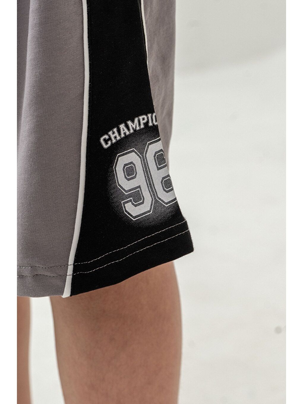 Gri Üst Ön Cep Baskılı Kollar Garnili Alt Yanlar Garnili Erkek Çocuk Şort - Tişört Takımı-4