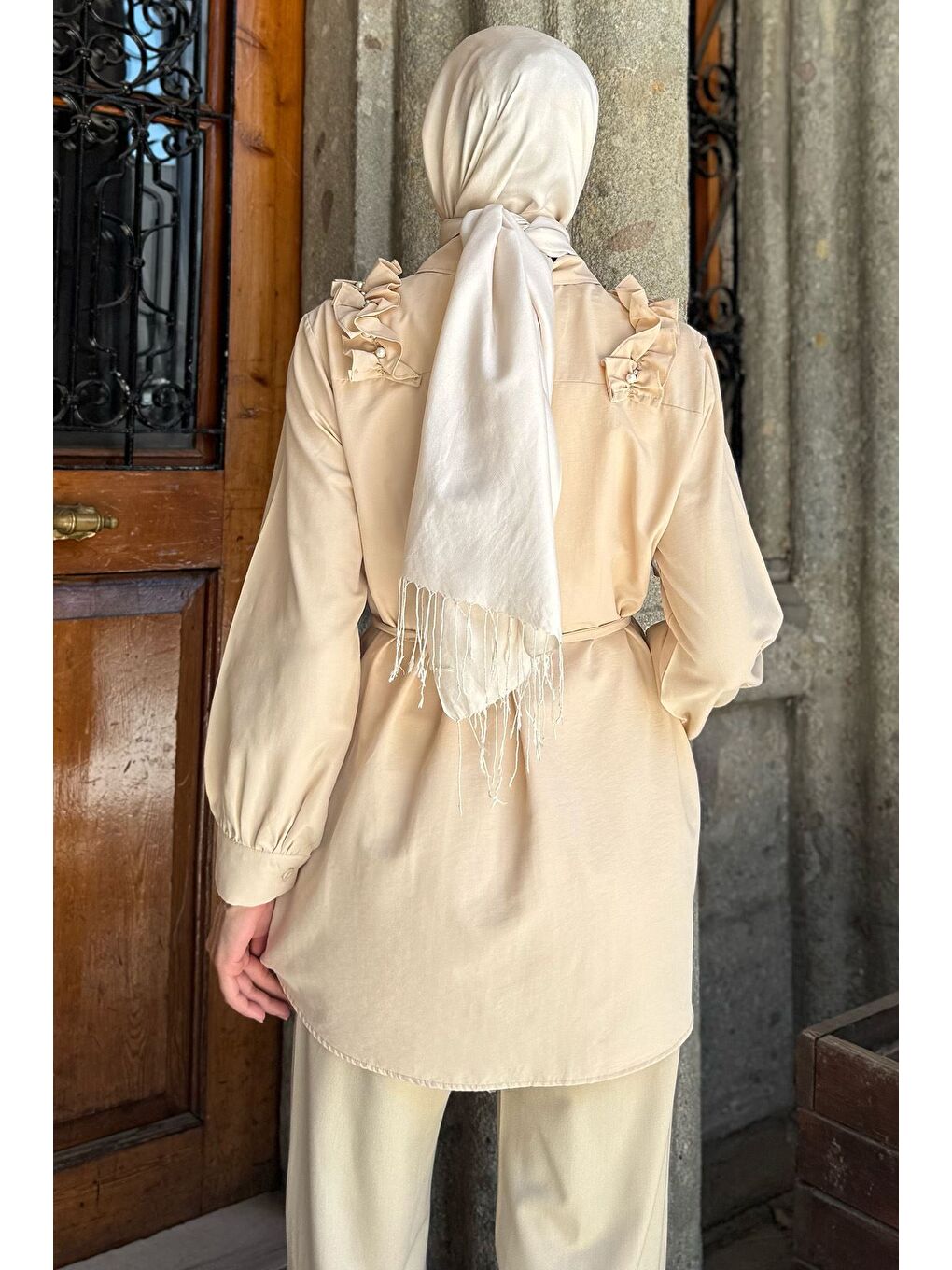 Bej Omuz Büzgülü İncili Tesettür Gömlek Tunik-6