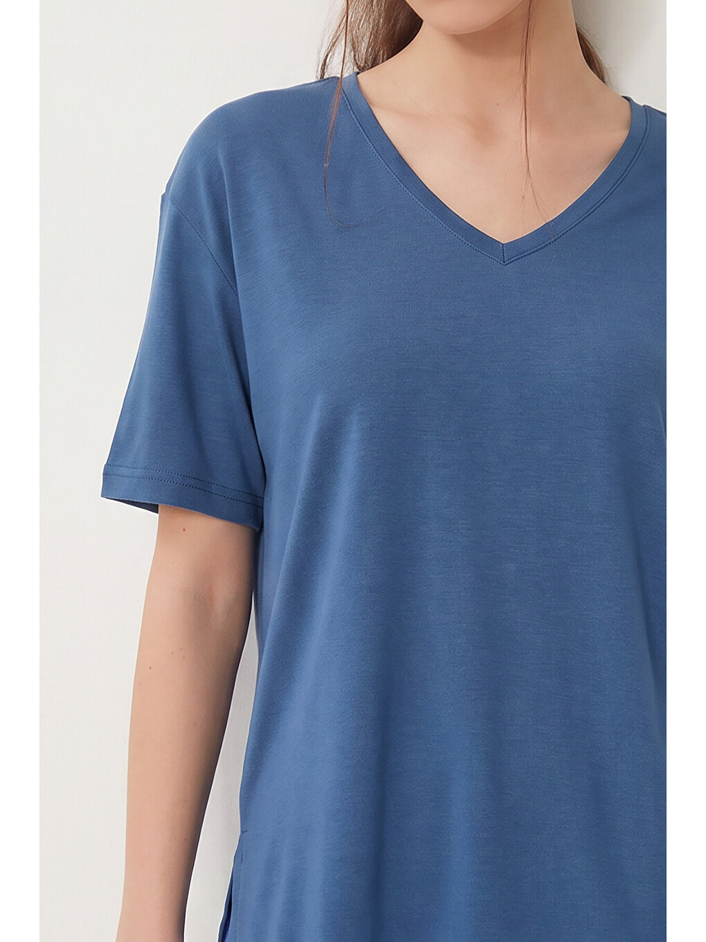 V Yaka Yırtmaçlı Viskon T-shirt Kobalt Mavi Lrn0039-4