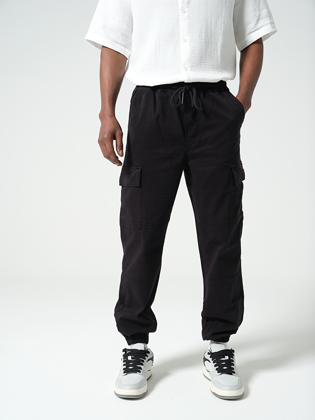 Siyah Beli Lastikli Bağcıklı, Paça Lastikli, Rahat Fit, Esnek Gabardin Kargo Erkek Pantolon-2