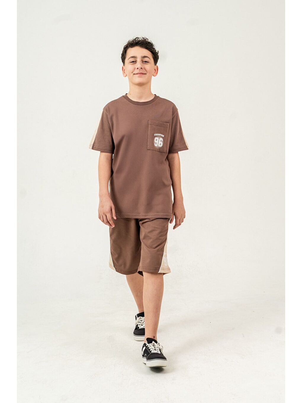 Kahverengi Üst Ön Cep Baskılı Kollar Garnili Alt Yanlar Garnili Erkek Çocuk Şort - Tişört Takımı