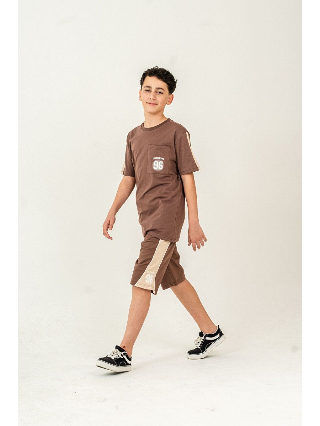 Kahverengi Üst Ön Cep Baskılı Kollar Garnili Alt Yanlar Garnili Erkek Çocuk Şort - Tişört Takımı-1