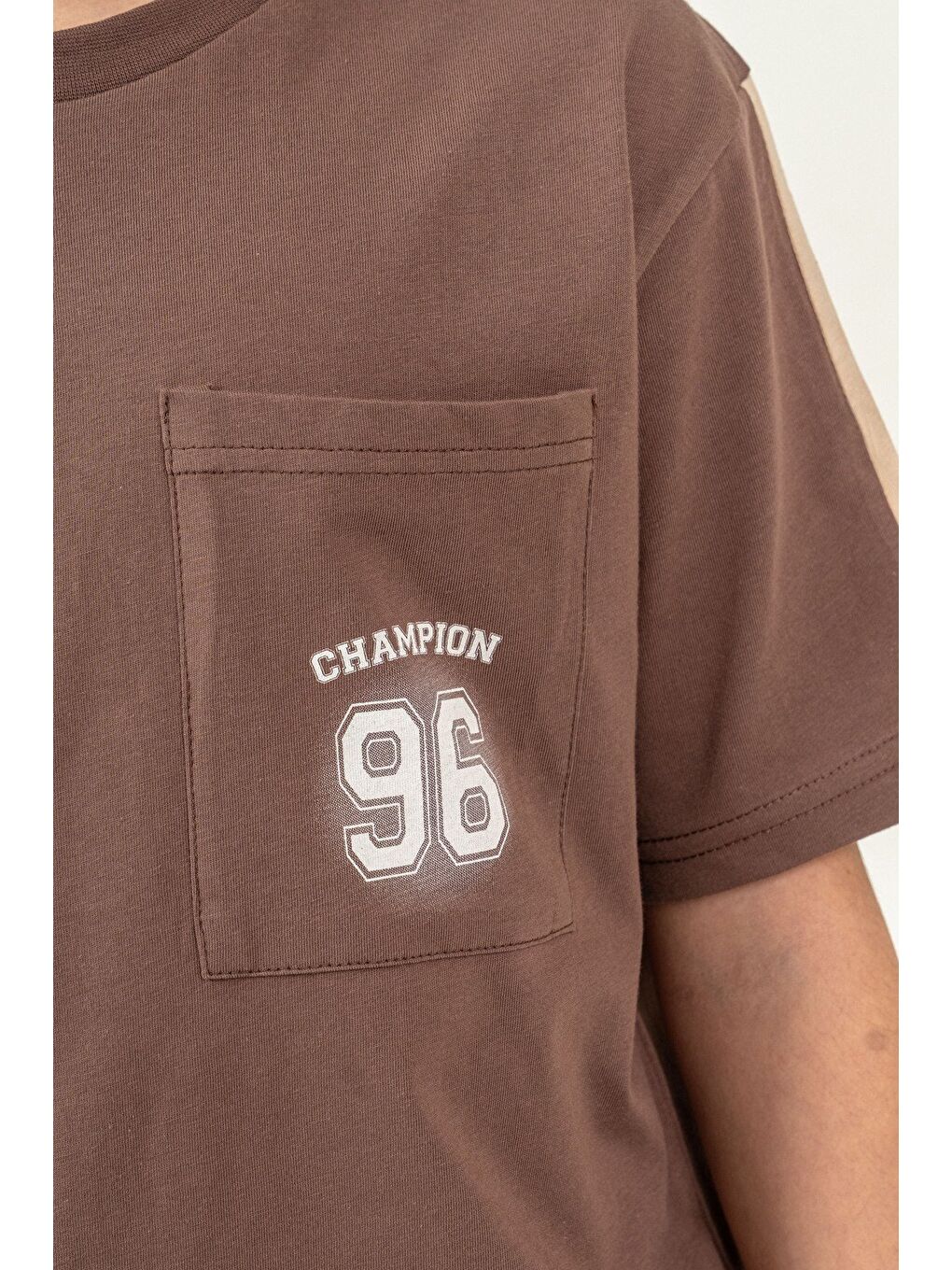 Kahverengi Üst Ön Cep Baskılı Kollar Garnili Alt Yanlar Garnili Erkek Çocuk Şort - Tişört Takımı-4