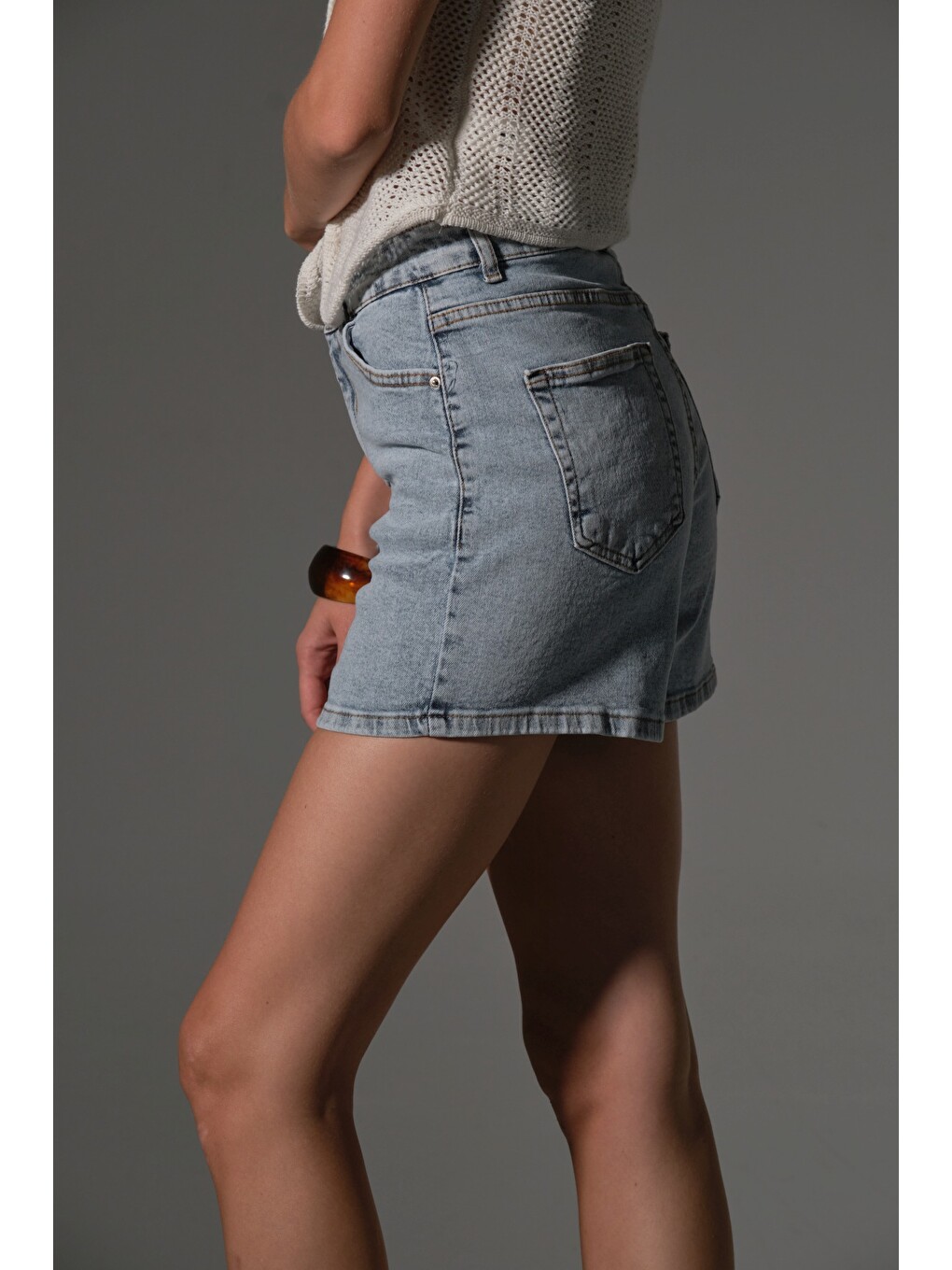 Beyaz Esnek Denim Kumaş Pamuk Elastan 5 cep Jean mini kadın jean şort-3