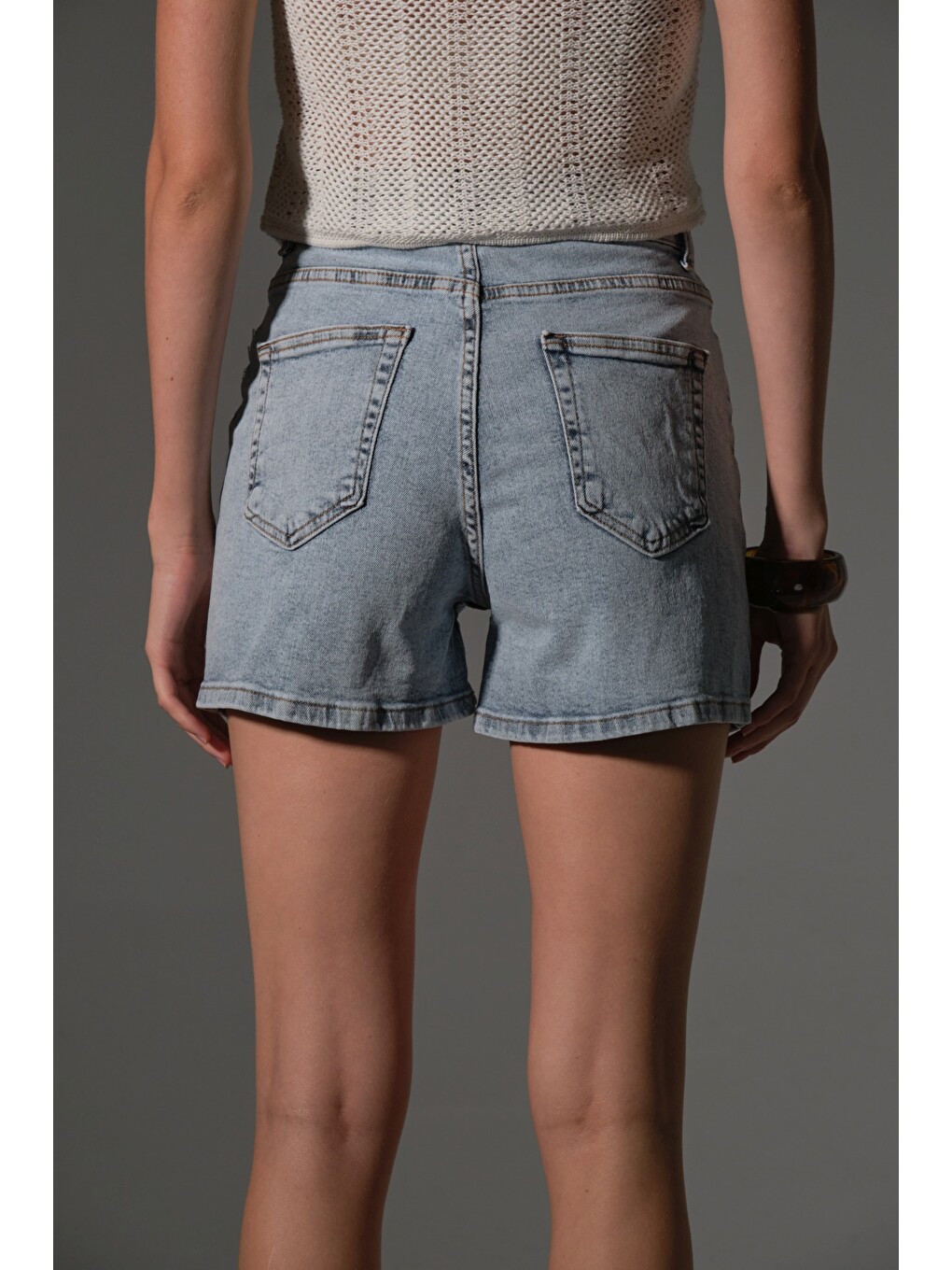 Beyaz Esnek Denim Kumaş Pamuk Elastan 5 cep Jean mini kadın jean şort-5