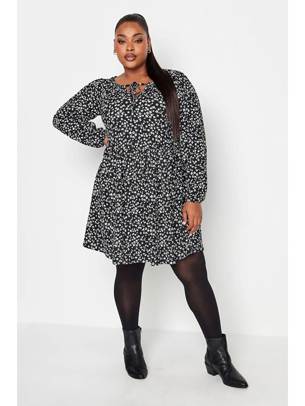 Siyah Büyük Beden Çiçek Desenli Uzun Kollu Yakası Bağlama Detaylı Kısa Elbise 302750-3