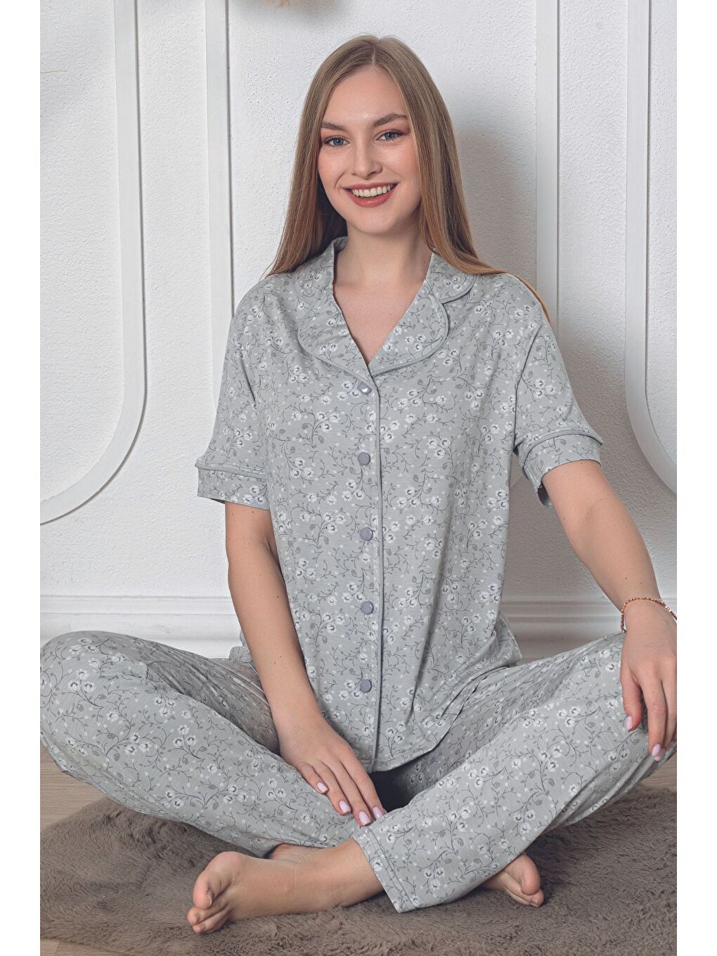 Gri Kadın çiçek desenli düğmeli kısa kol örme pijama takımı