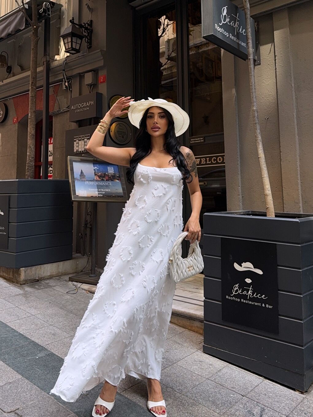 Beyaz Tasarım Detaylı Maxi Elbise