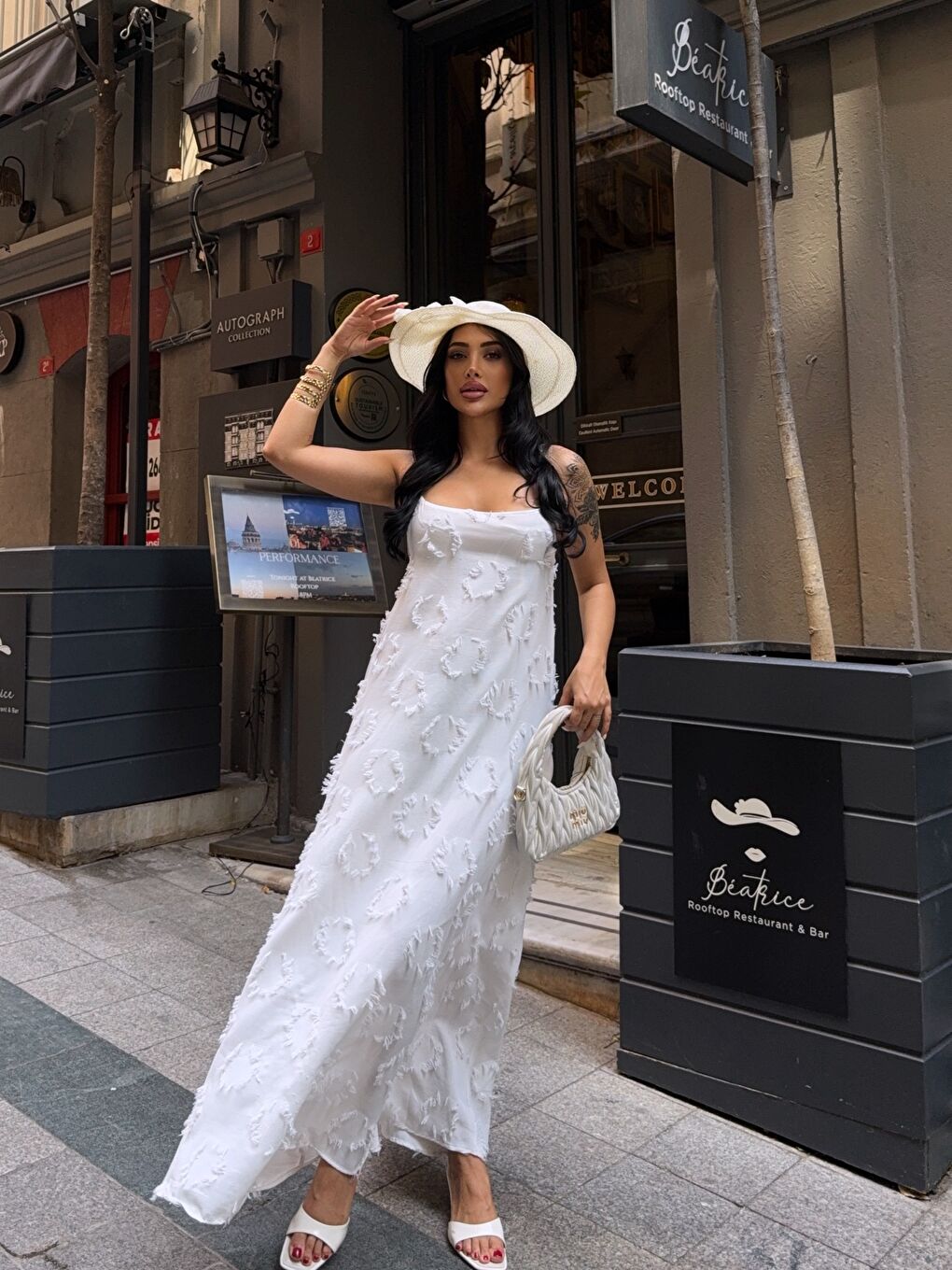 Beyaz Tasarım Detaylı Maxi Elbise-1