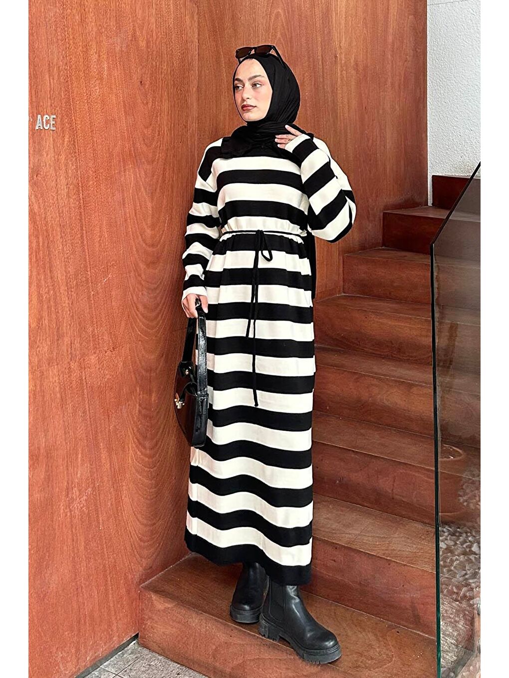 Bebe Yaka Detaylı Çizgili Triko Elbise Siyah-1