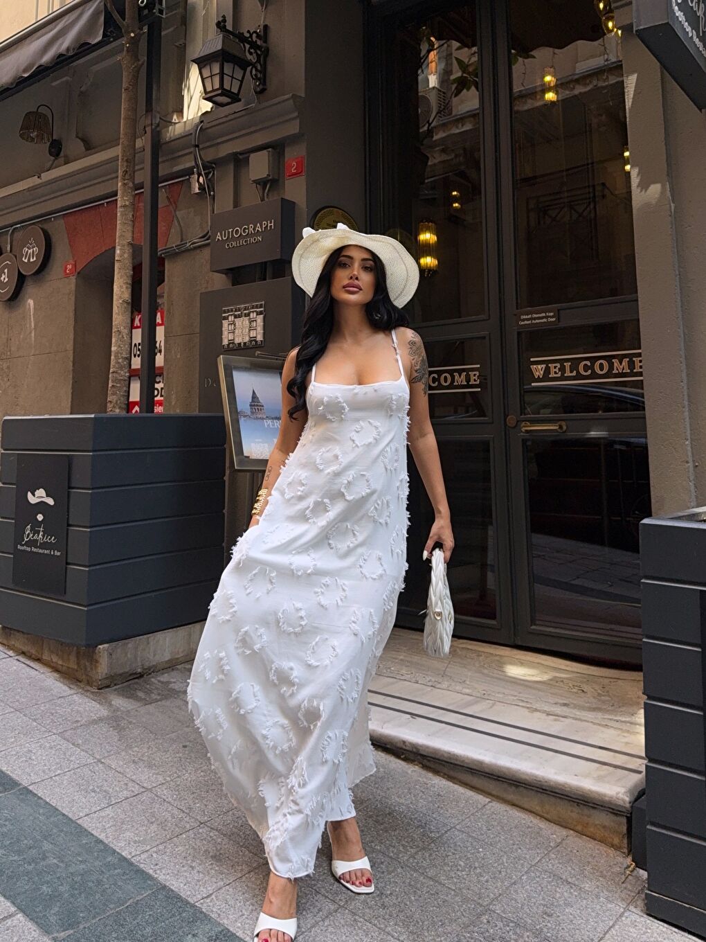 Beyaz Tasarım Detaylı Maxi Elbise-2