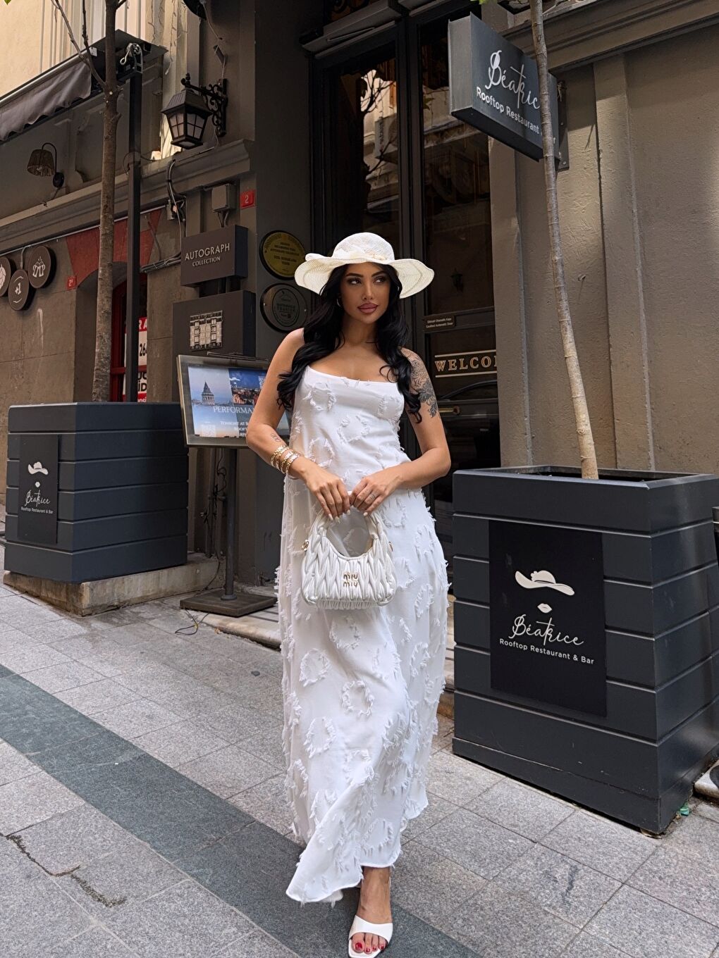 Beyaz Tasarım Detaylı Maxi Elbise-3