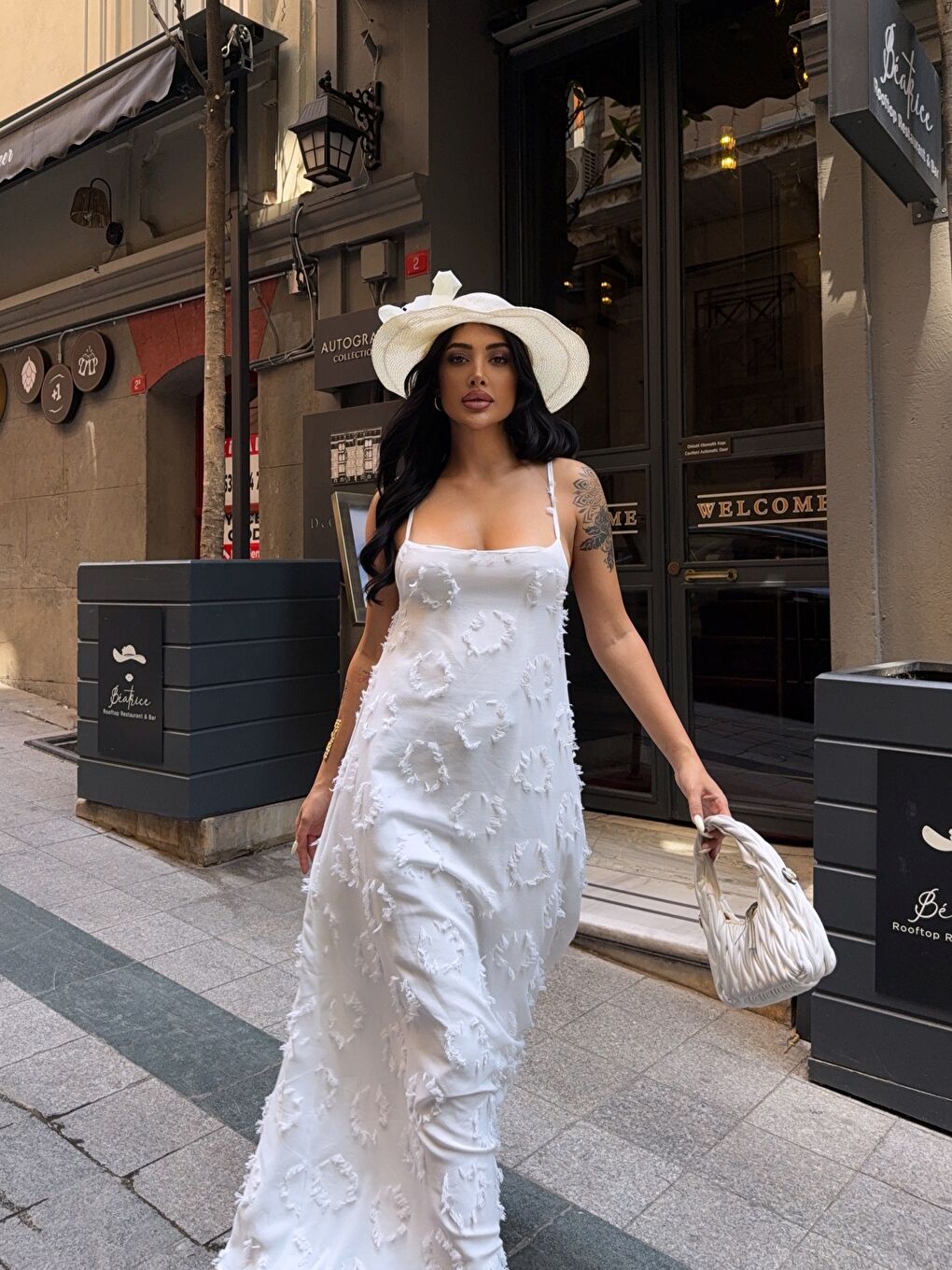 Beyaz Tasarım Detaylı Maxi Elbise-4