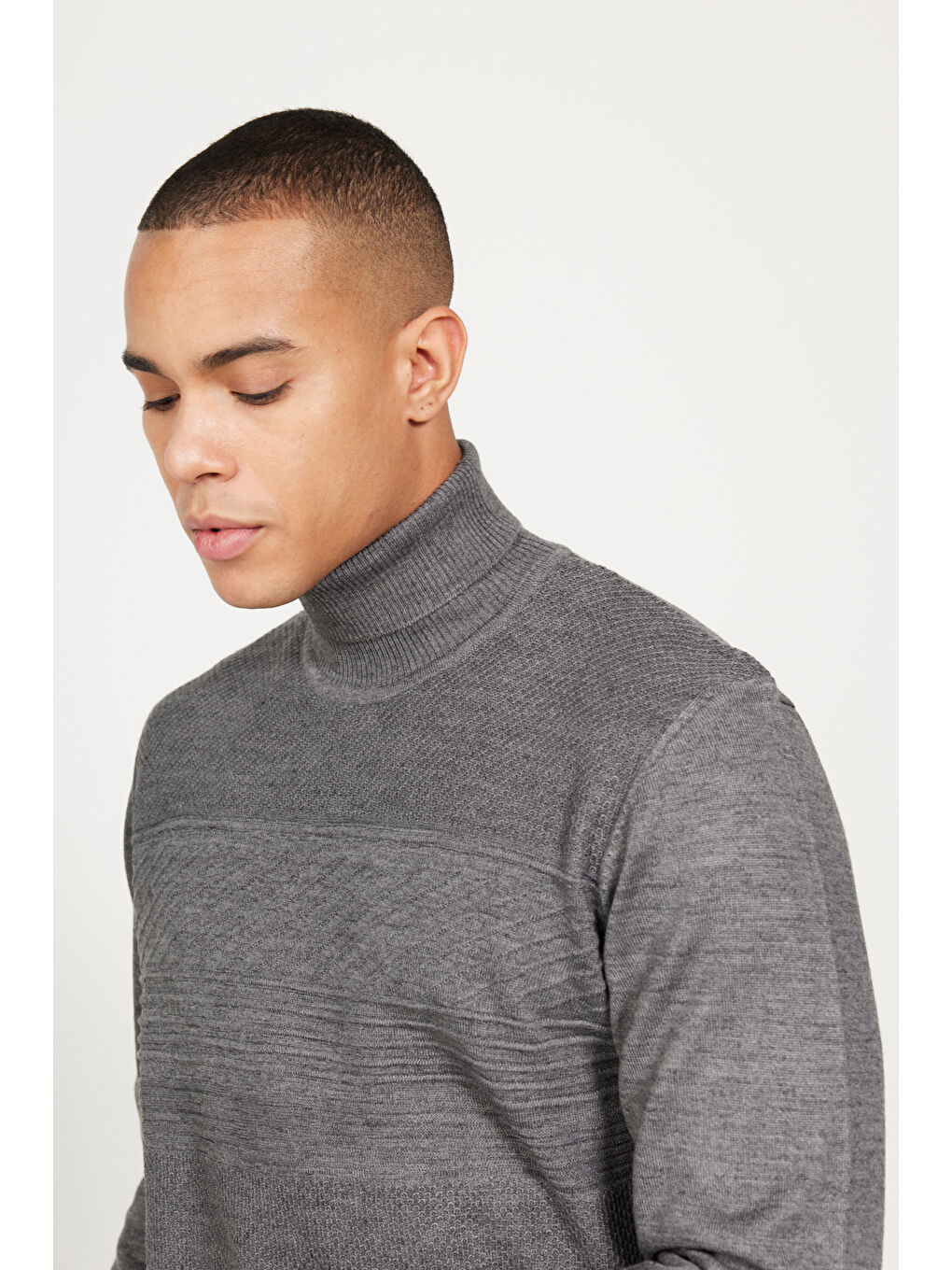 Erkek Gri Melanj Standart Fit Normal Kesim Tam Balıkçı Yaka Jakarlı Triko Kazak-5