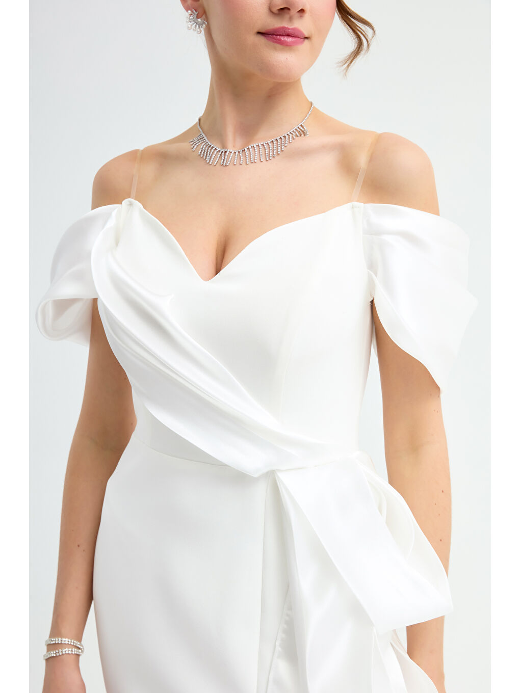 Kadın Beyaz Kayık Yaka Kuyruklu Uzun Abiye Elbise-1