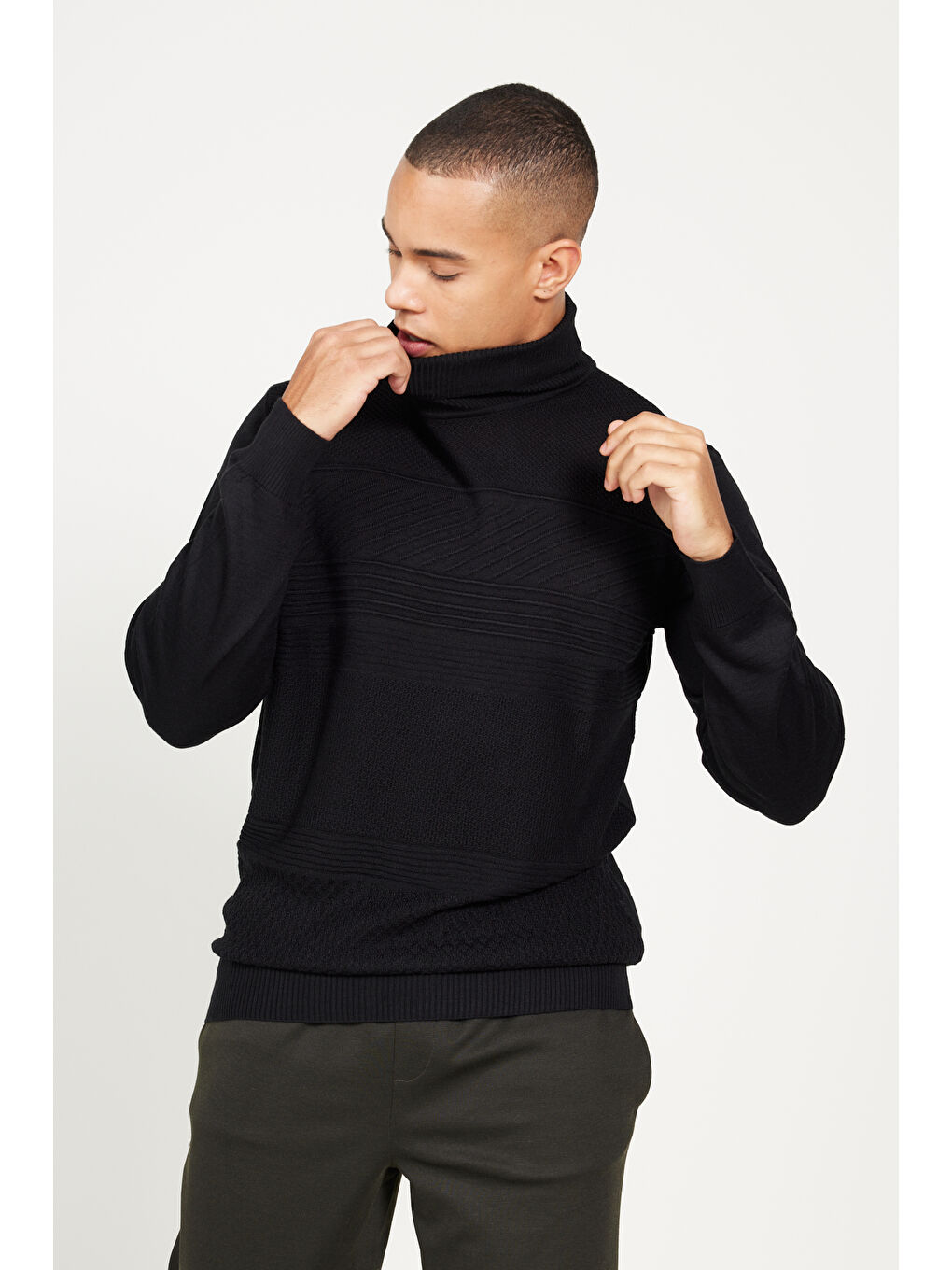 Erkek Siyah Standart Fit Normal Kesim Tam Balıkçı Yaka Jakarlı Triko Kazak-2