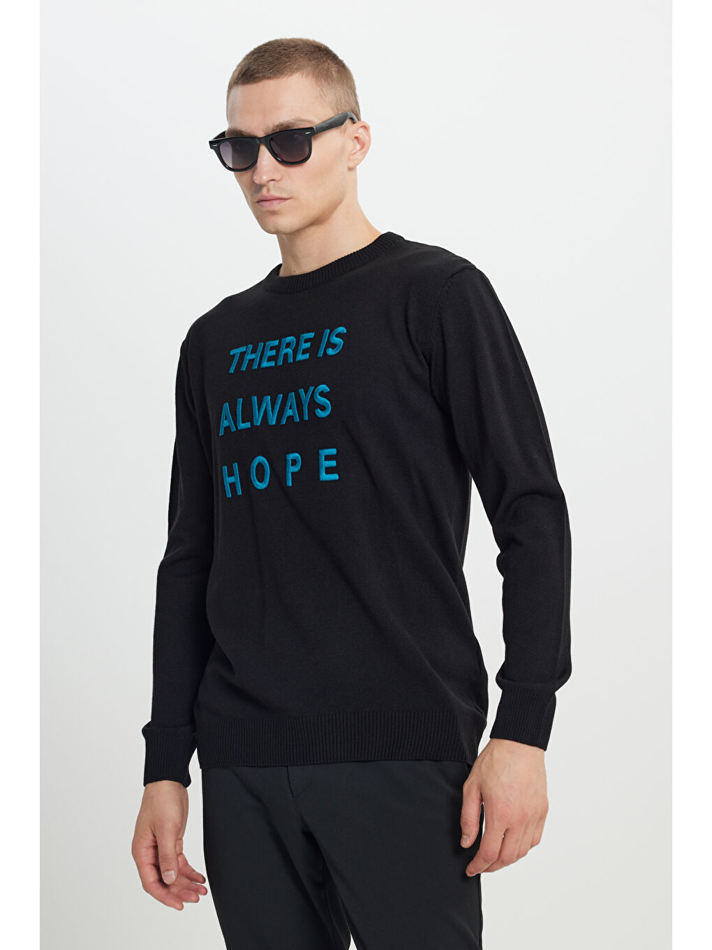 Erkek Siyah Tüylenme Yapmayan Kumaşlı Standart Fit Normal Kesim Bisiklet Yaka Nakış Baskılı Triko-2