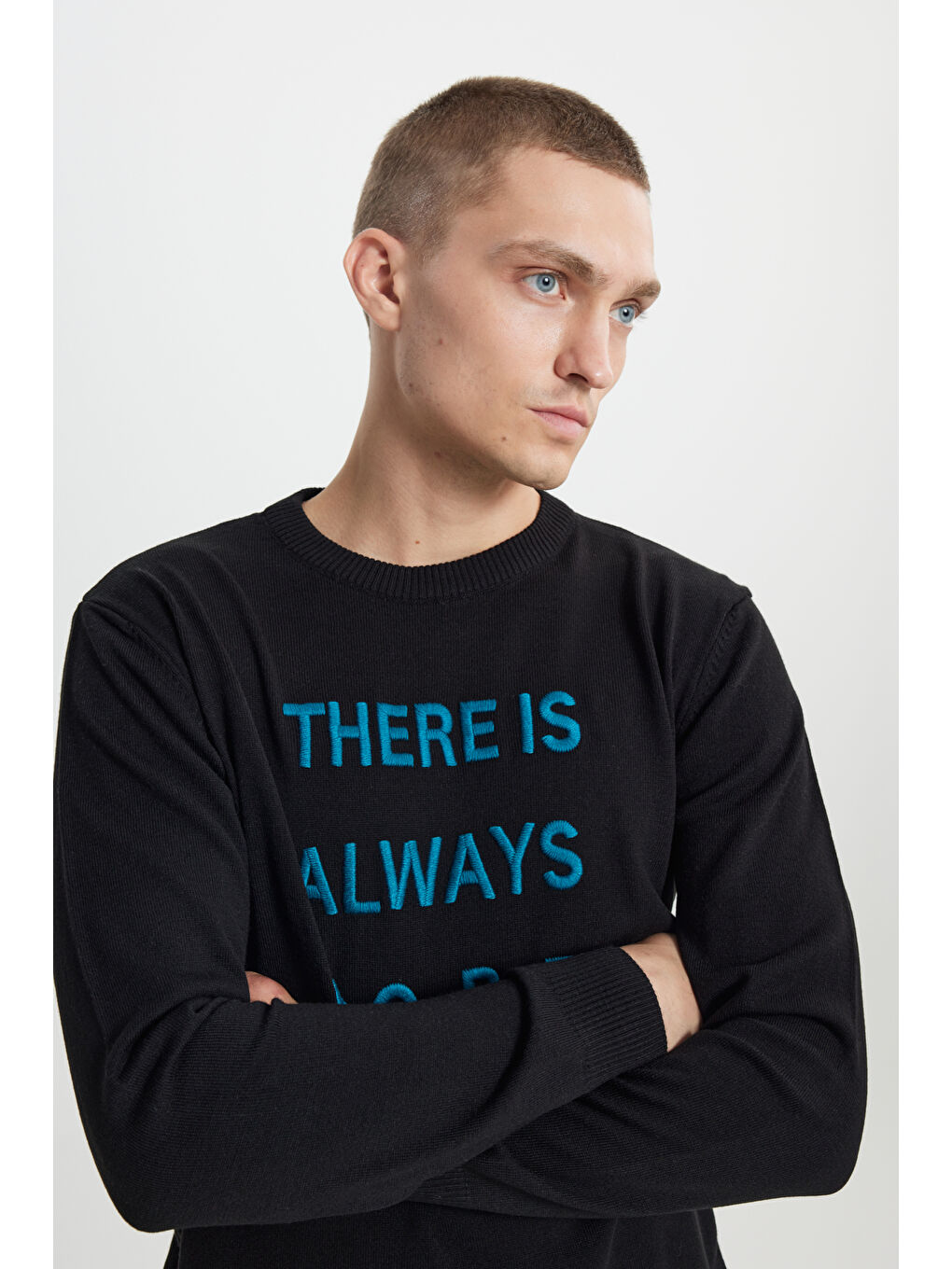 Erkek Siyah Tüylenme Yapmayan Kumaşlı Standart Fit Normal Kesim Bisiklet Yaka Nakış Baskılı Triko-3