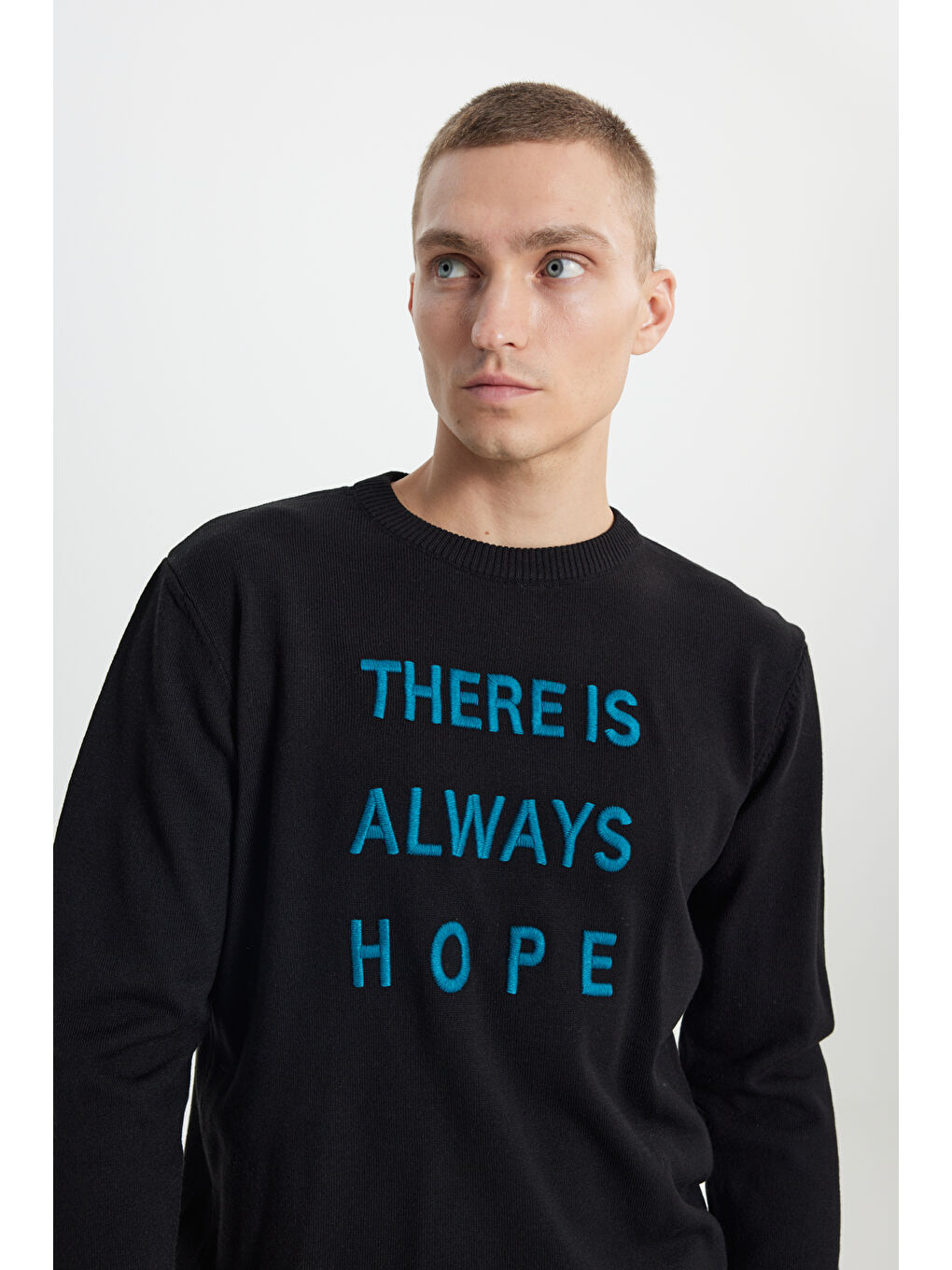 Erkek Siyah Tüylenme Yapmayan Kumaşlı Standart Fit Normal Kesim Bisiklet Yaka Nakış Baskılı Triko-4