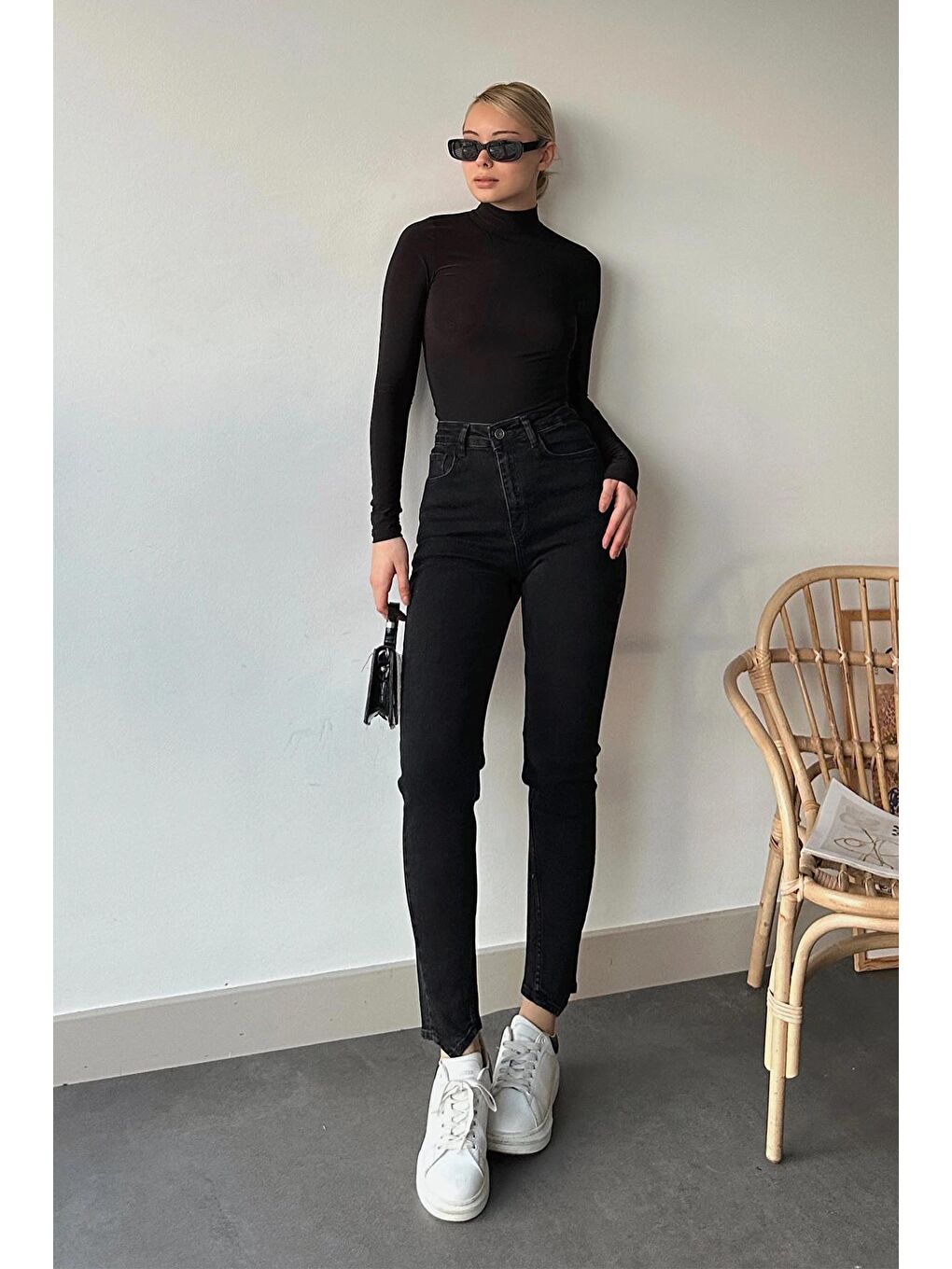 VAGGON Siyah Yüksel Bel Beş Cepli Paçası Zikzak Detaylı Mom Jean - 1