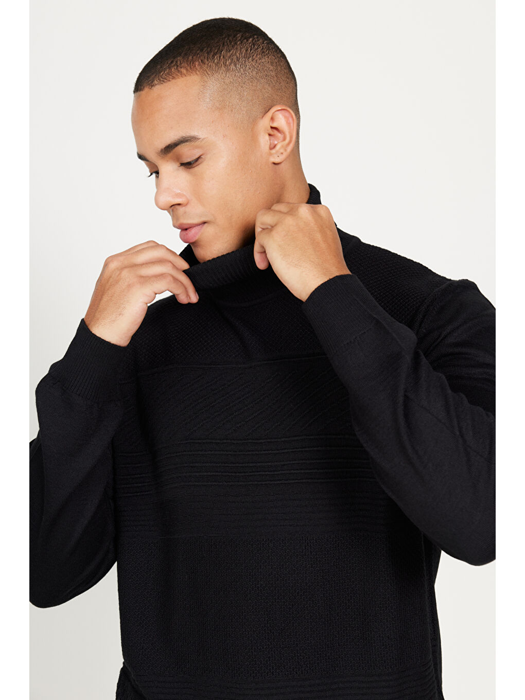 Erkek Siyah Standart Fit Normal Kesim Tam Balıkçı Yaka Jakarlı Triko Kazak-4