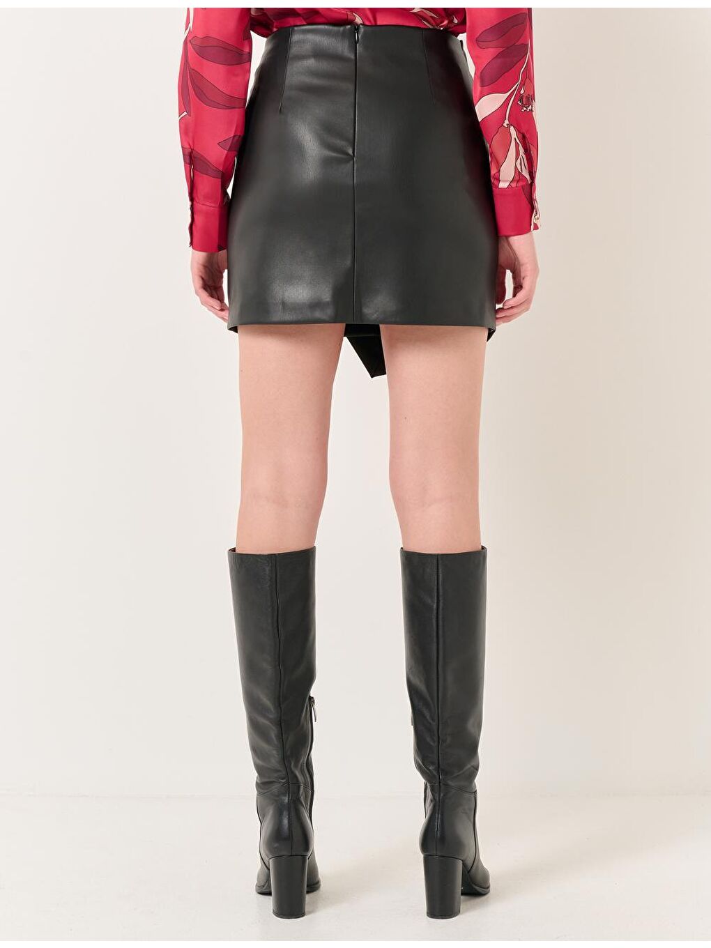 Siyah Dar Kesim Asimetrik Mini Deri Etek-5
