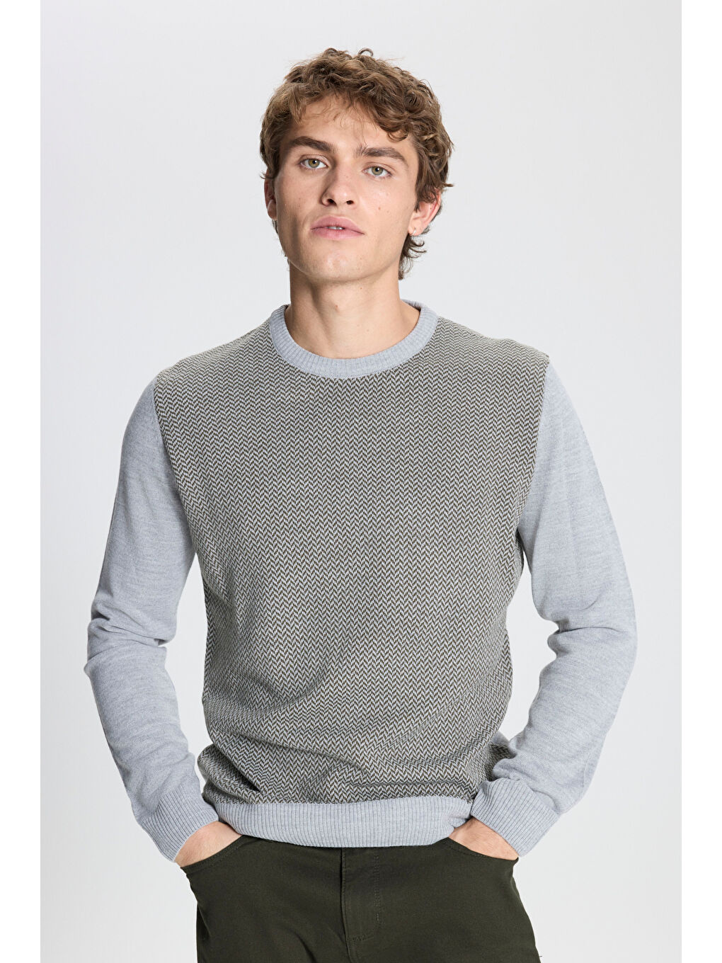 Erkek Gri-Haki Standart Fit Normal Kesim Bisiklet Yaka Desenli Triko Kazak