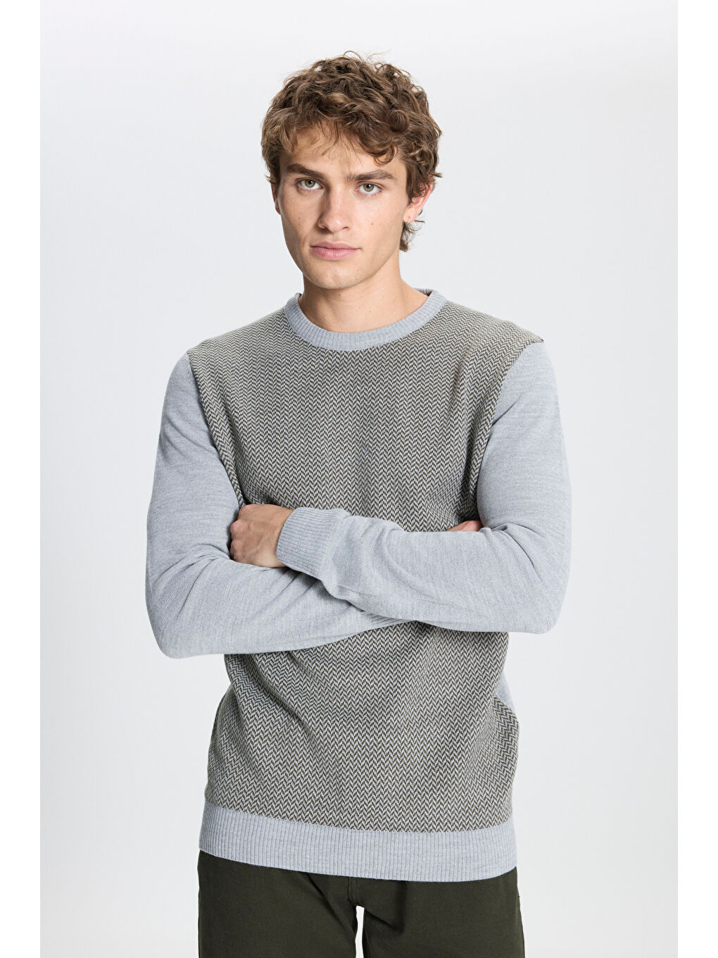 Erkek Gri-Haki Standart Fit Normal Kesim Bisiklet Yaka Desenli Triko Kazak-2