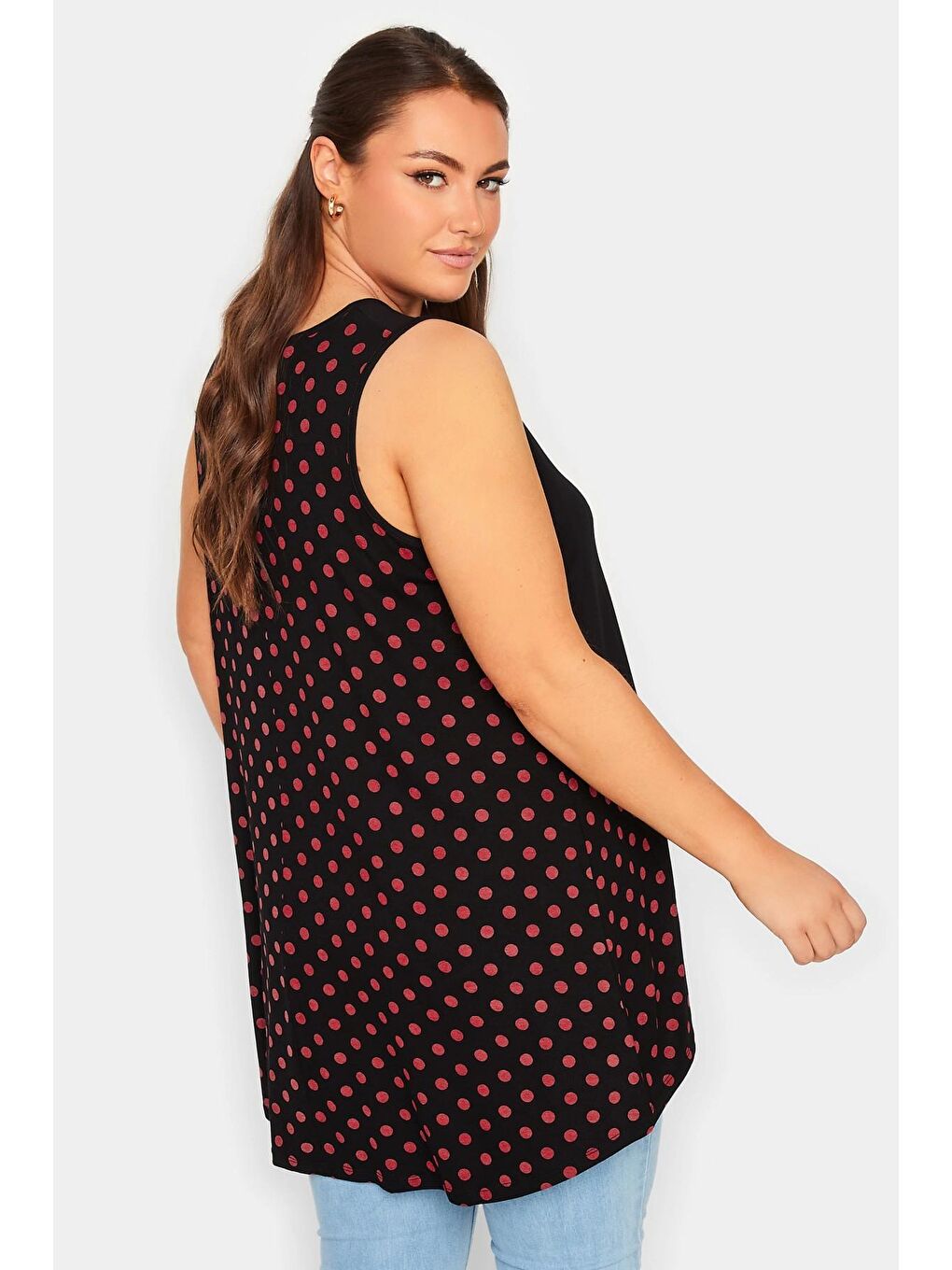 Siyah Büyük Beden Sırtı Puantiyeli Asimetrik Kesim Sıfır Kol Bluz 302254