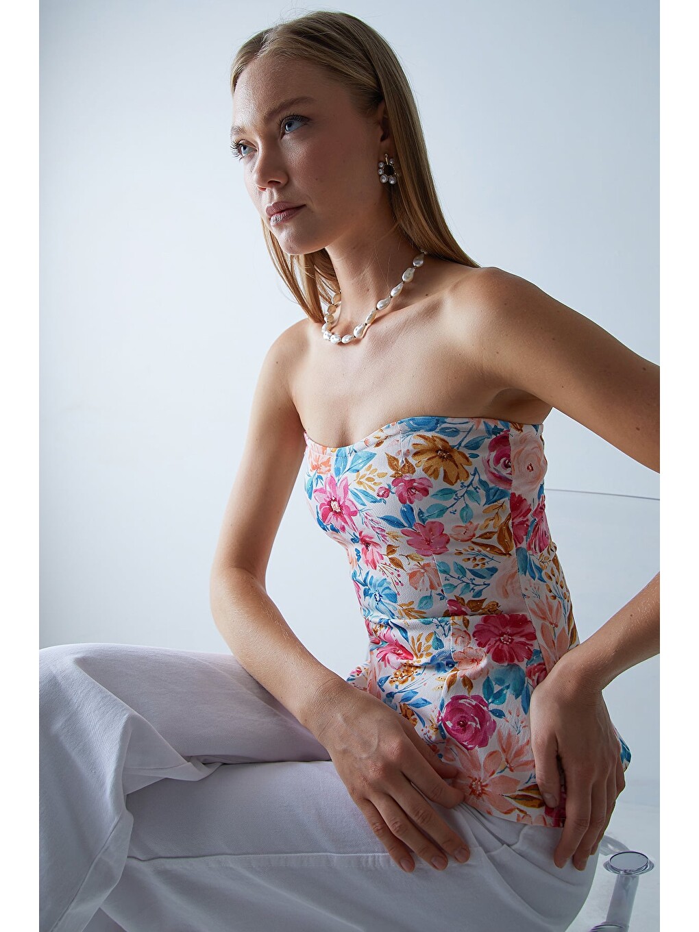 Pembe Çiçek Desenli Straplez Yaka Peplum Bluz-1