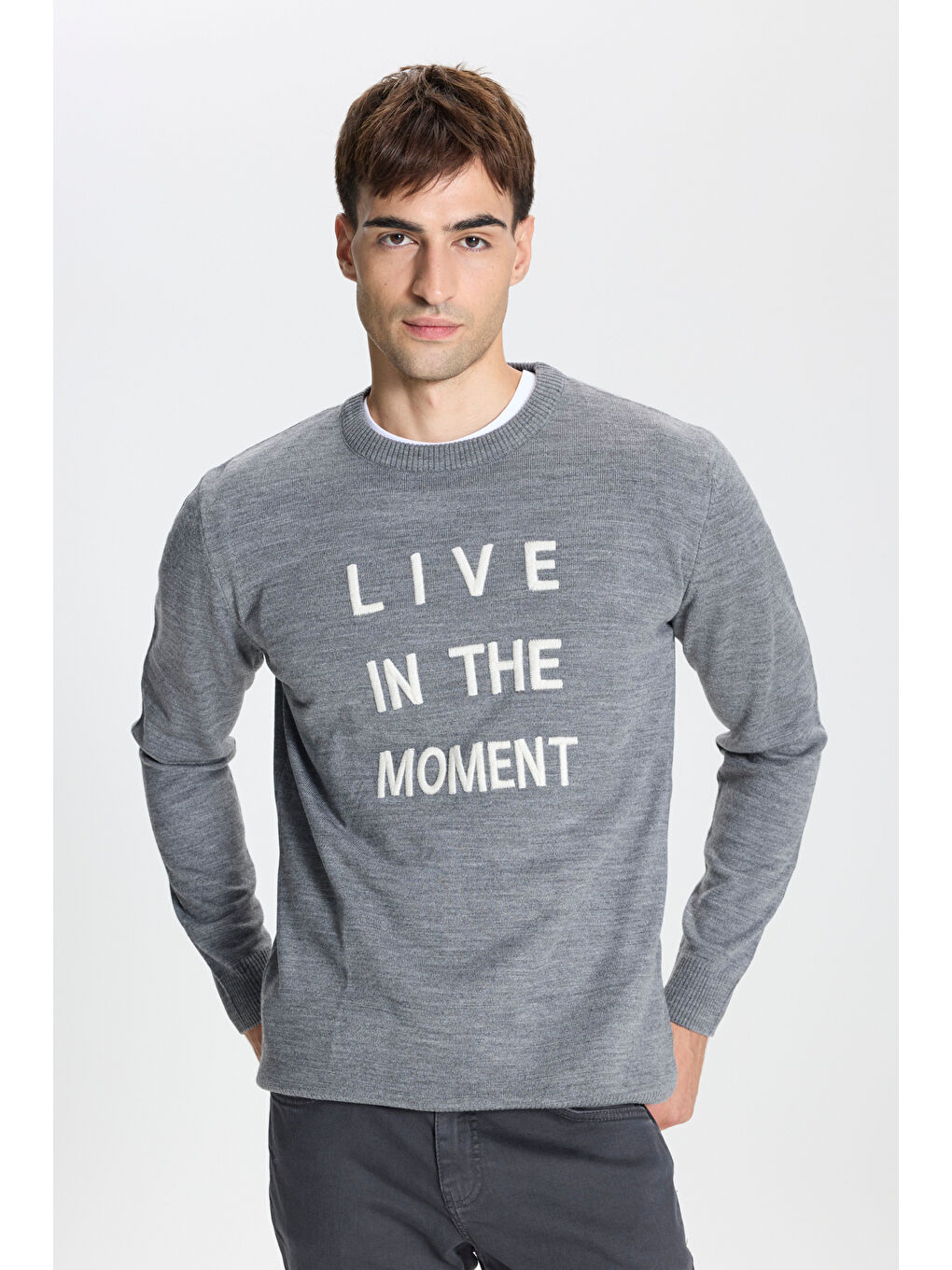 Erkek Gri Tüylenme Yapmayan Kumaşlı Standart Fit Normal Kesim Bisiklet Yaka Nakış Baskılı Triko