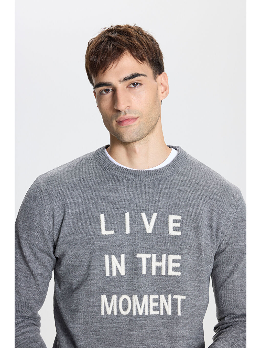 Erkek Gri Tüylenme Yapmayan Kumaşlı Standart Fit Normal Kesim Bisiklet Yaka Nakış Baskılı Triko-3